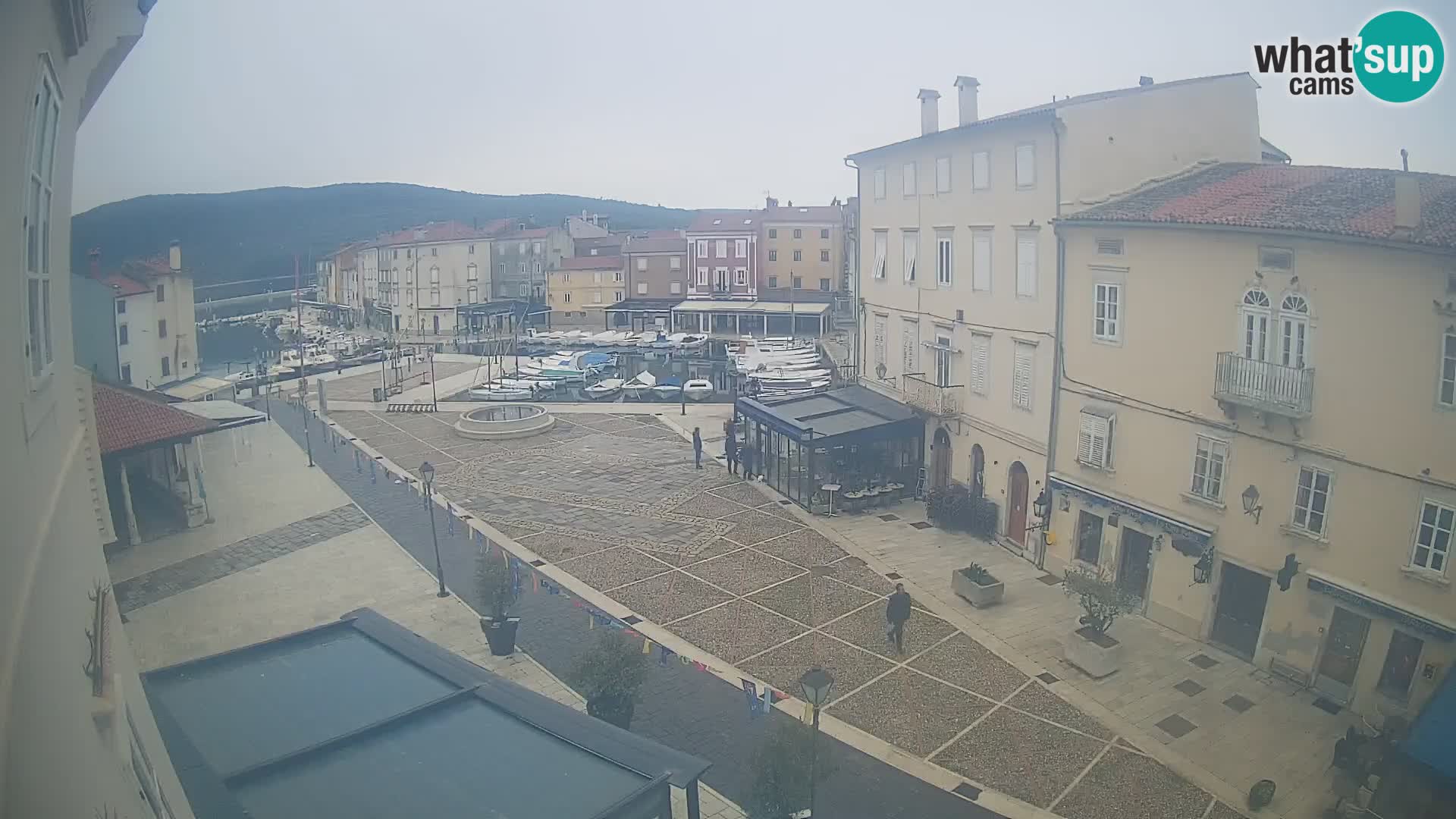 Kamera v ŽIVO Cres mesto – glavni trg in “mandrač” – otok Cres – Hrvaška