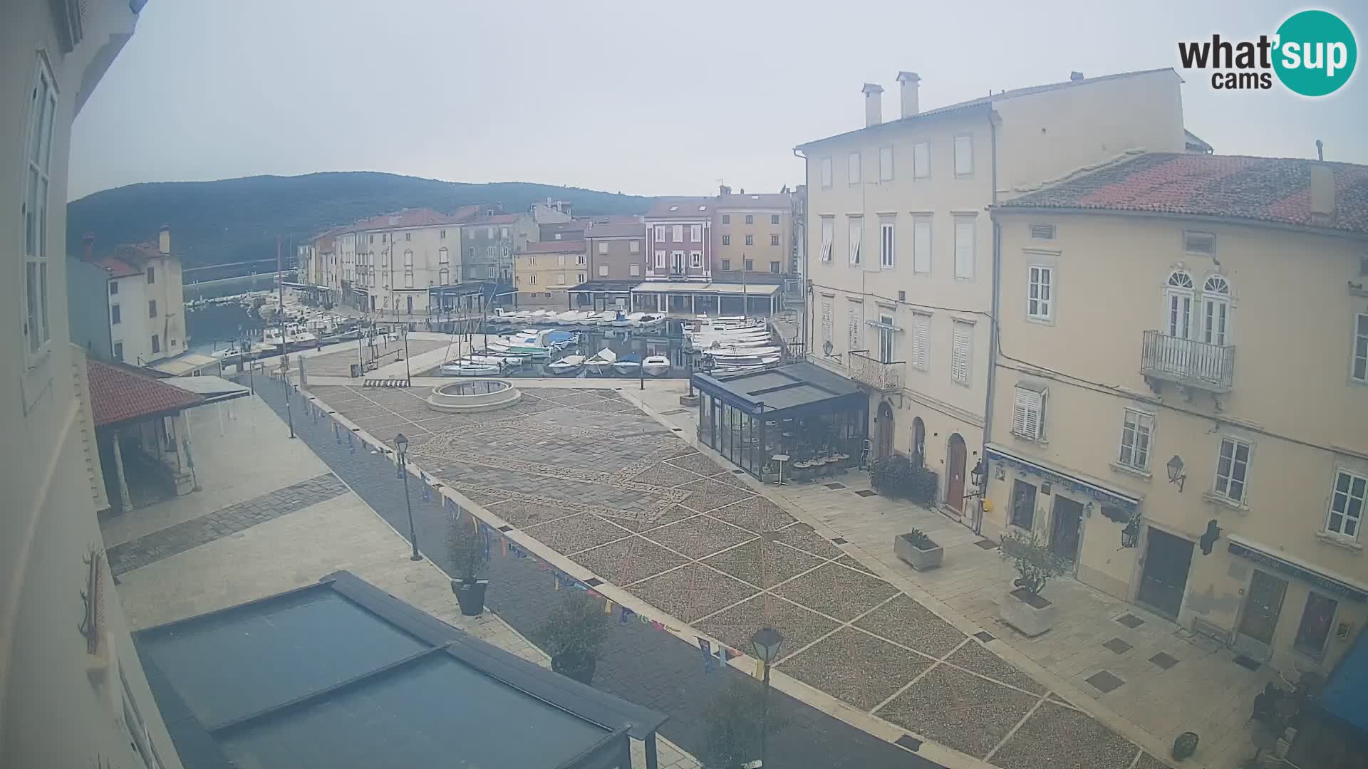 Web kamera Grad Cres – glavni trg i “mandrač” – otok Cres