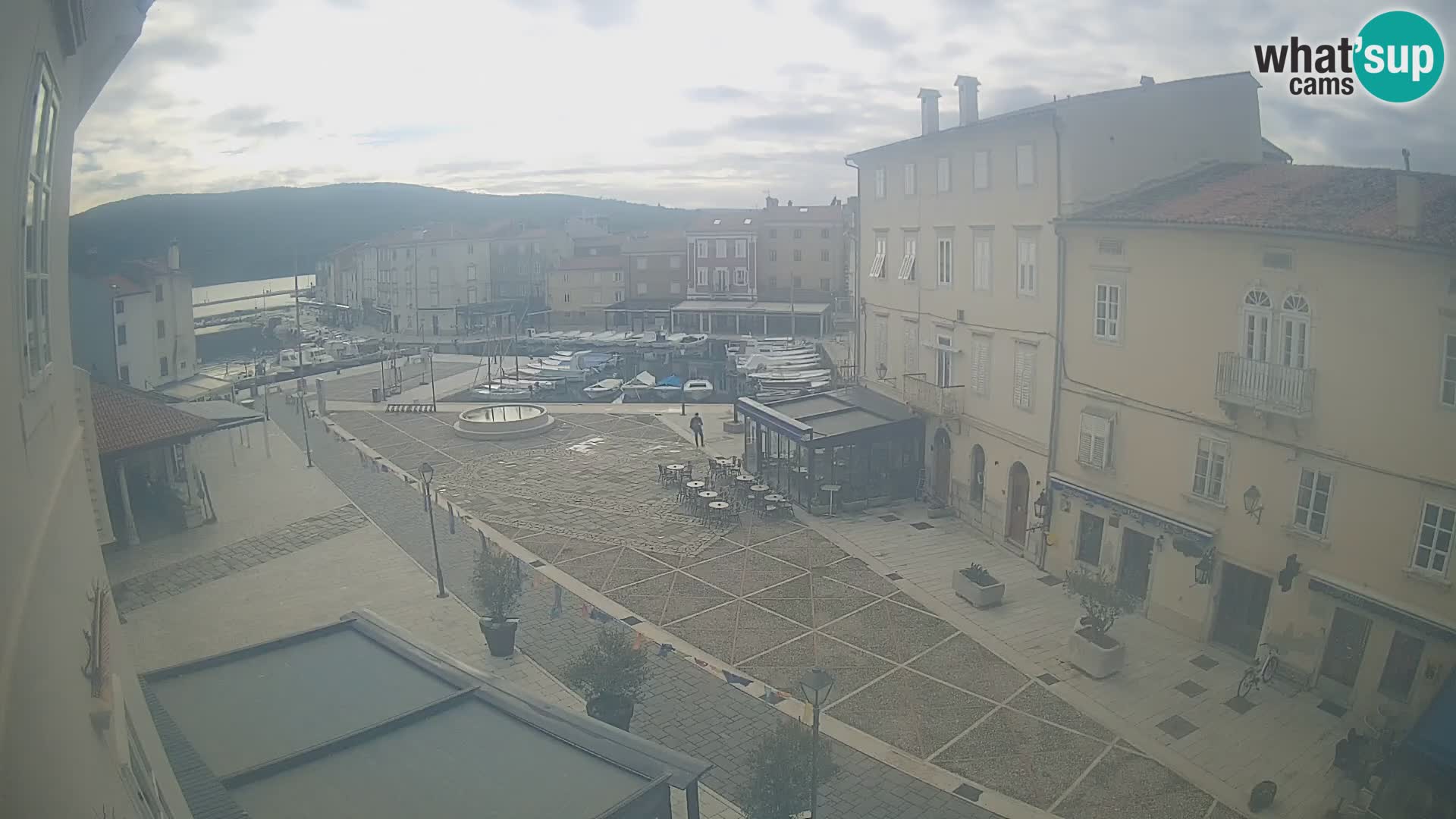 Web kamera Grad Cres – glavni trg i “mandrač” – otok Cres