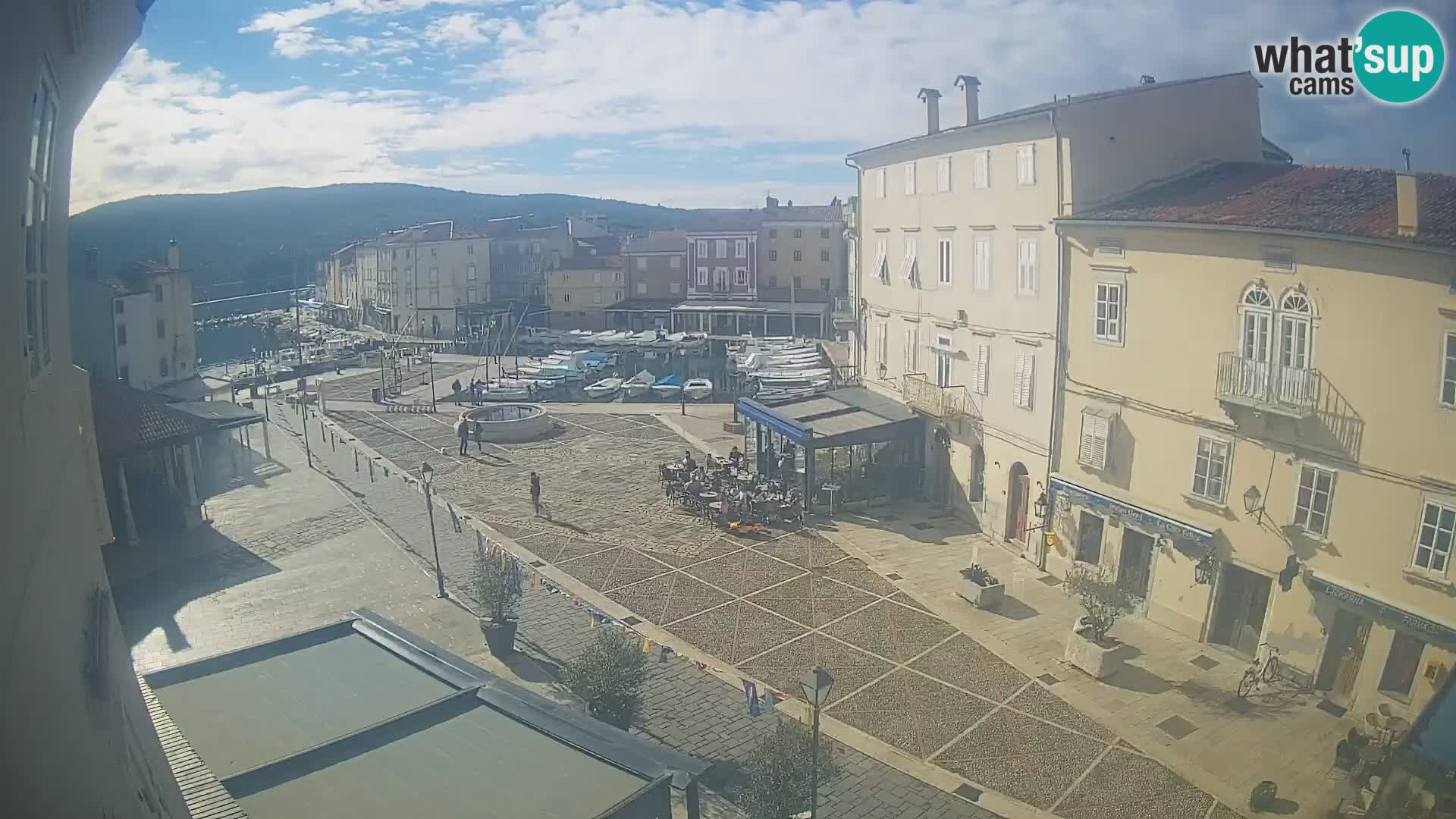 Cámara en vivo ciudad de Cres – plaza principal y “mandrač” – isla de Cres – Croacia