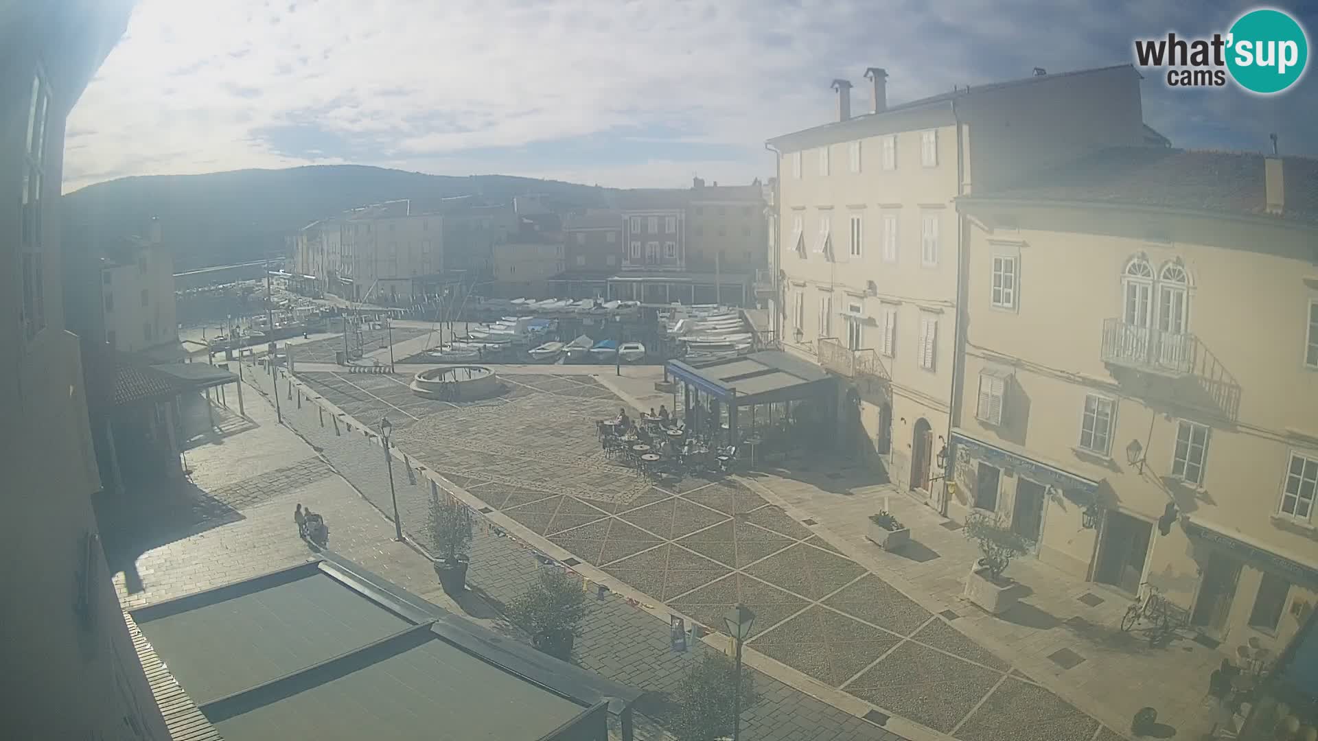 Cámara en vivo ciudad de Cres – plaza principal y “mandrač” – isla de Cres – Croacia