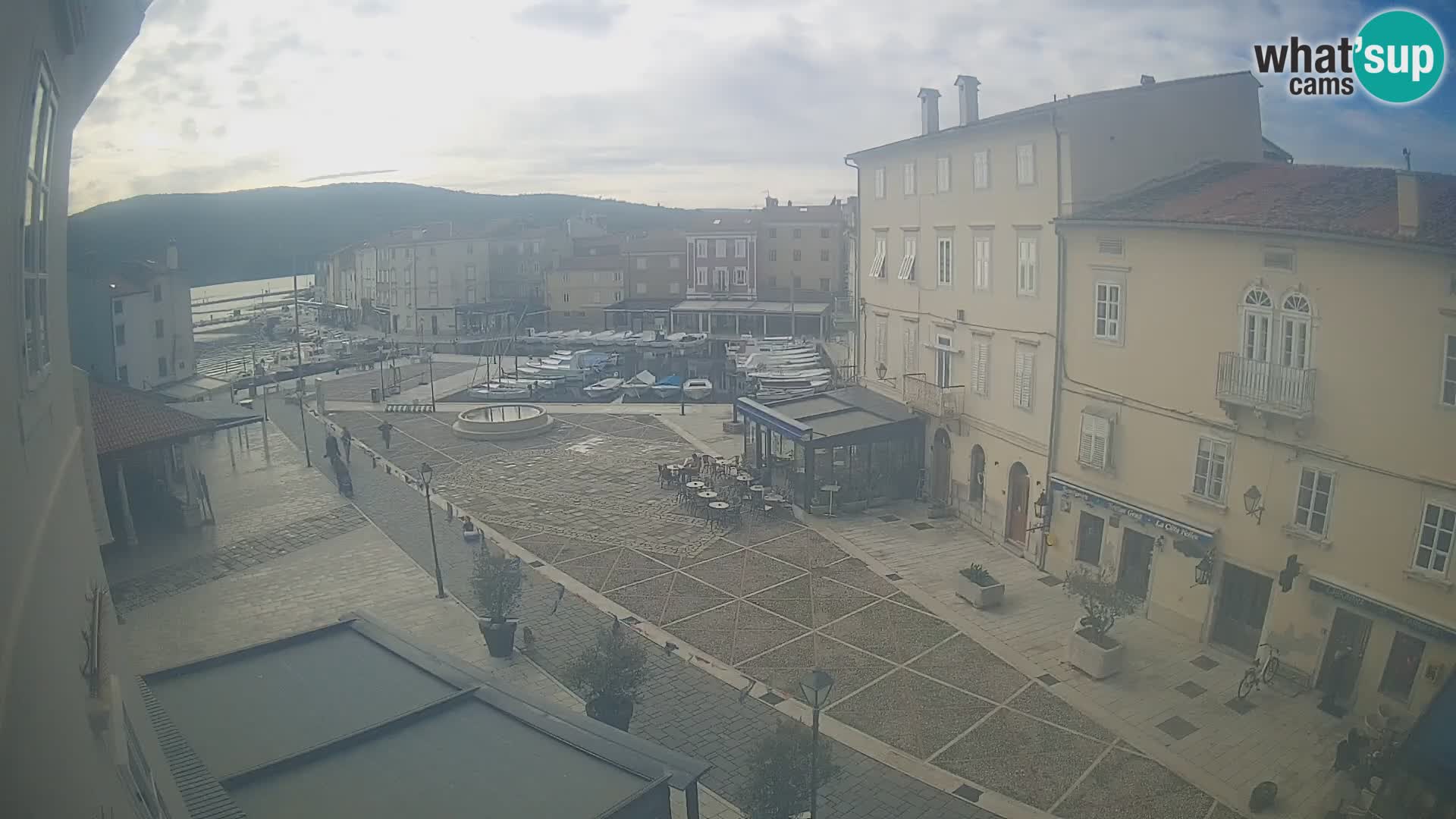 Web kamera Grad Cres – glavni trg i “mandrač” – otok Cres