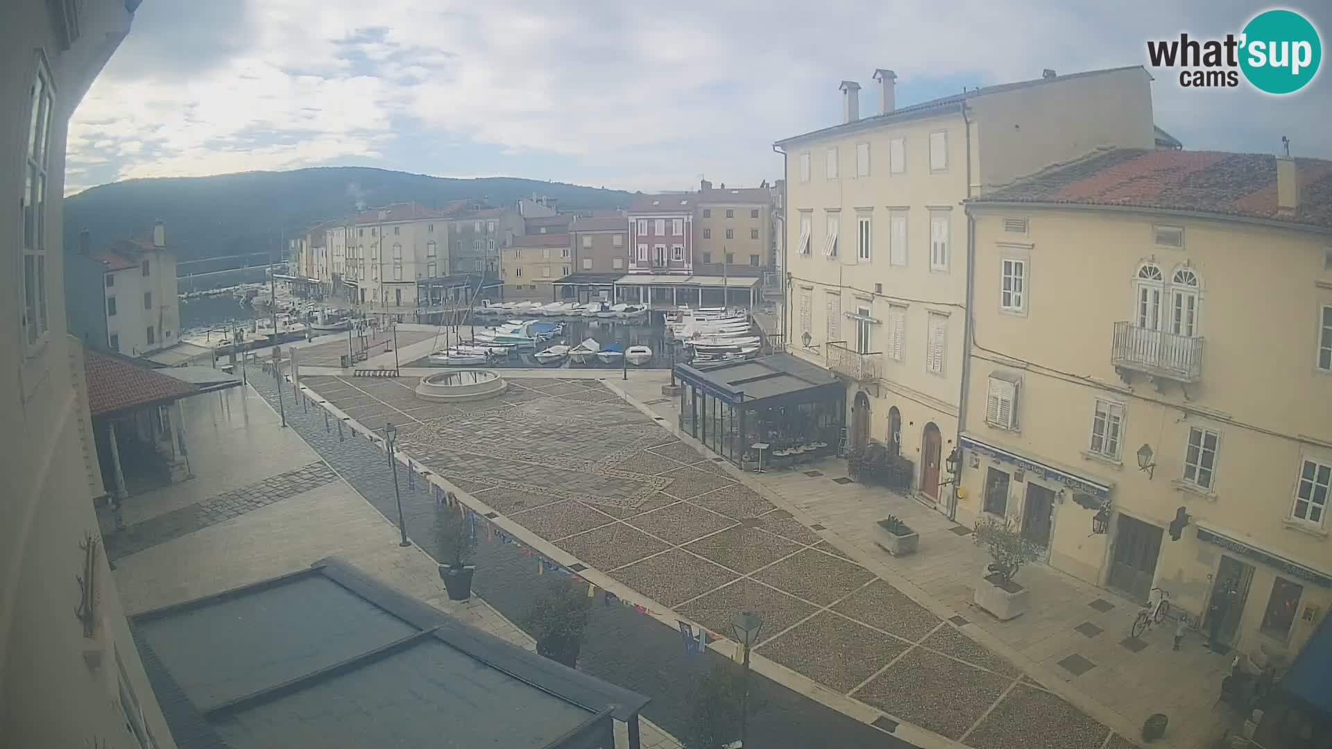 V ŽIVO spletna kamera Cres mesto – glavni trg in “mandrač” – otok Cres – Hrvaška