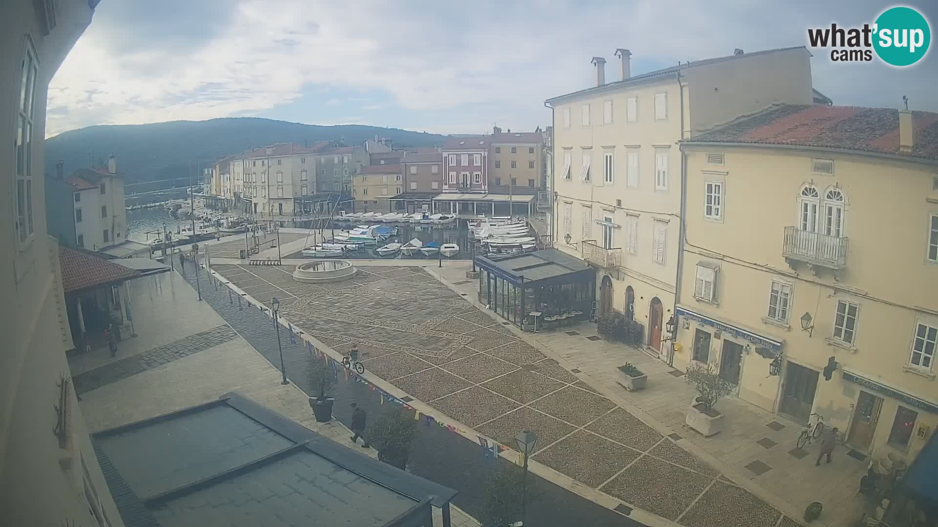 Web kamera Grad Cres – glavni trg i “mandrač” – otok Cres