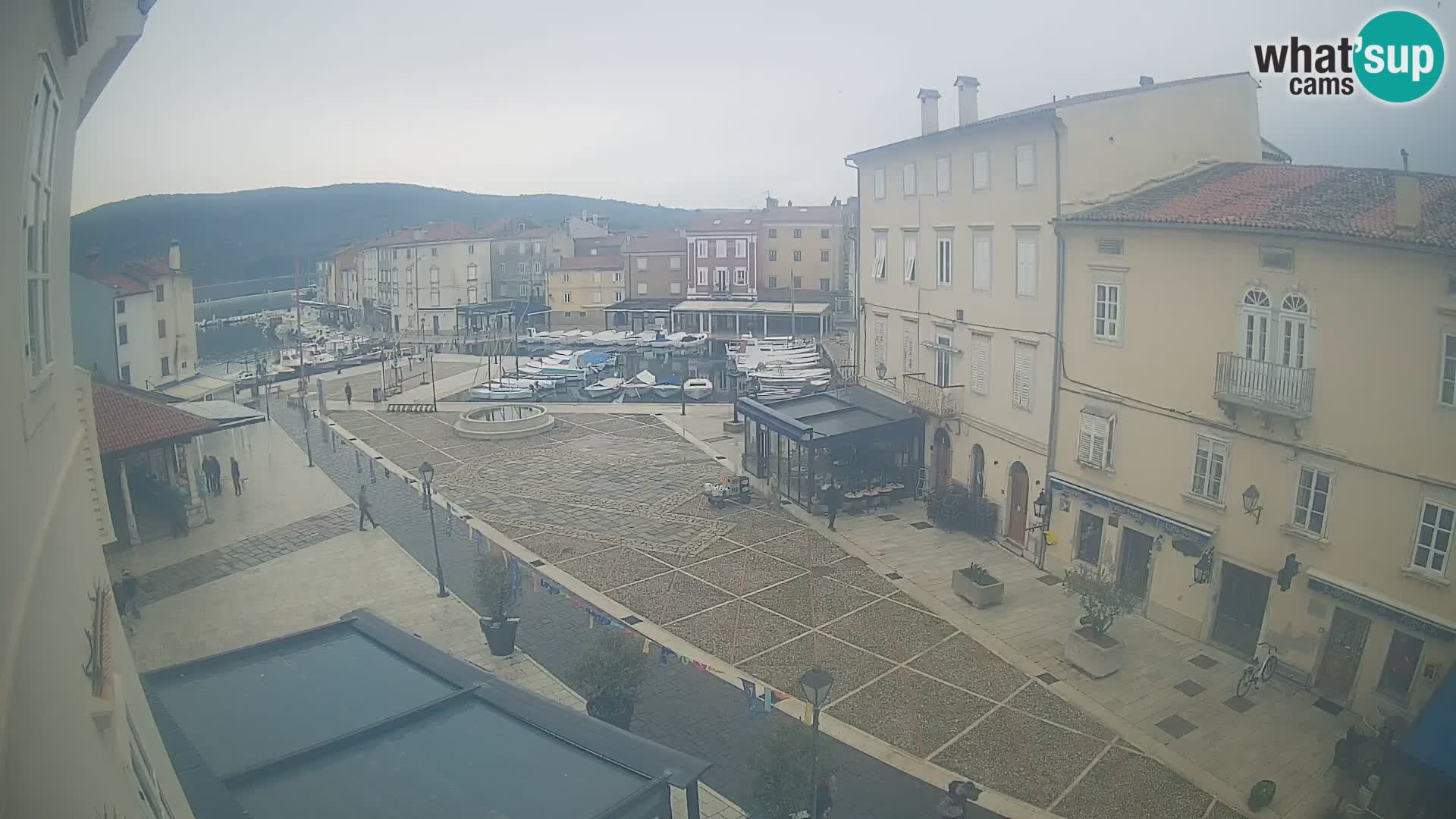 Cámara en vivo ciudad de Cres – plaza principal y “mandrač” – isla de Cres – Croacia