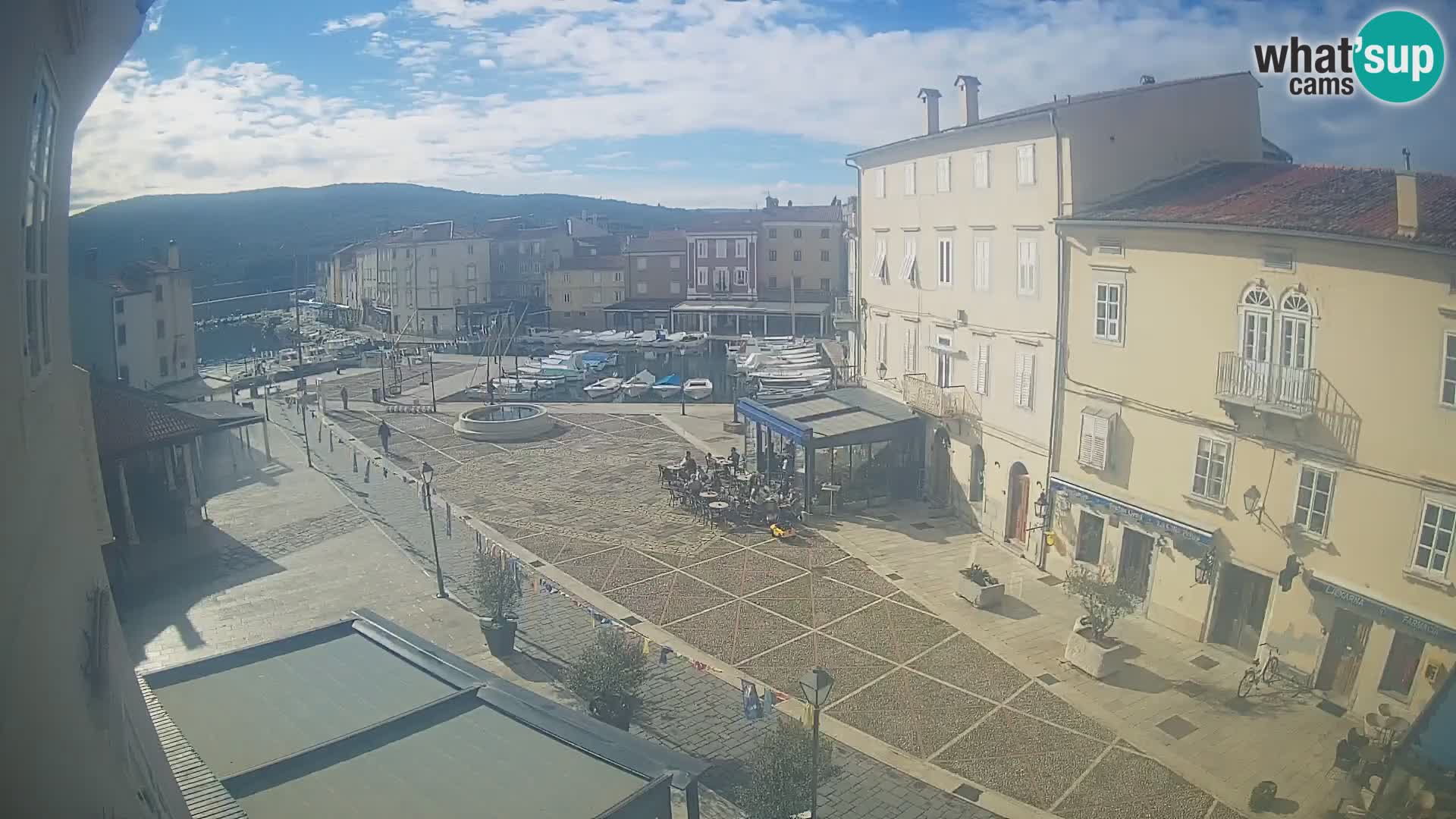 Web kamera Grad Cres – glavni trg i “mandrač” – otok Cres