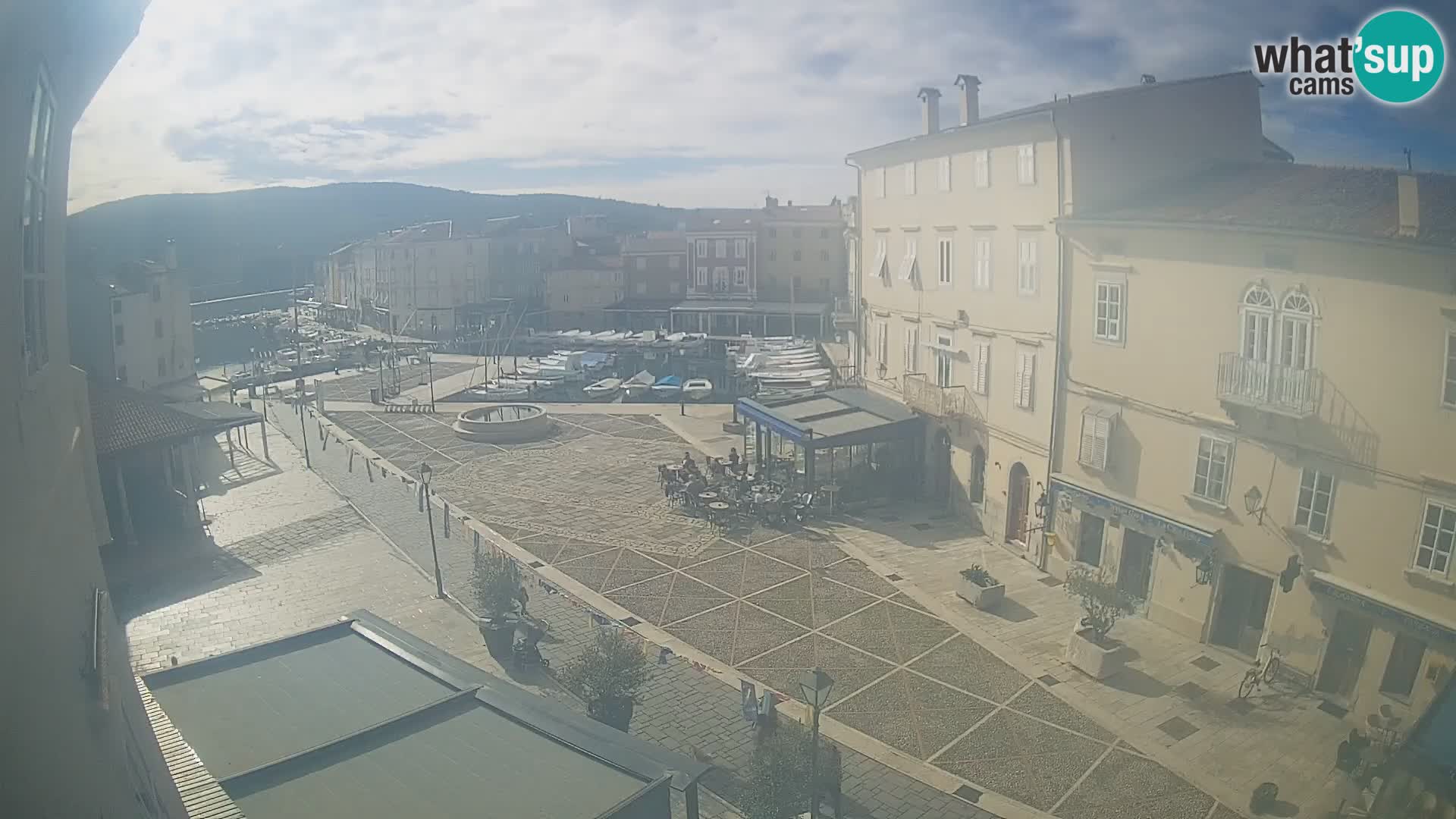 Web kamera Grad Cres – glavni trg i “mandrač” – otok Cres