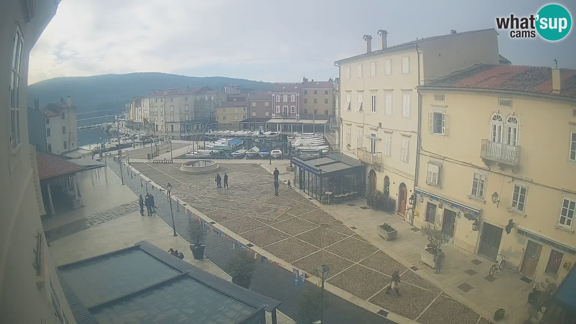 Web kamera Grad Cres – glavni trg i “mandrač” – otok Cres