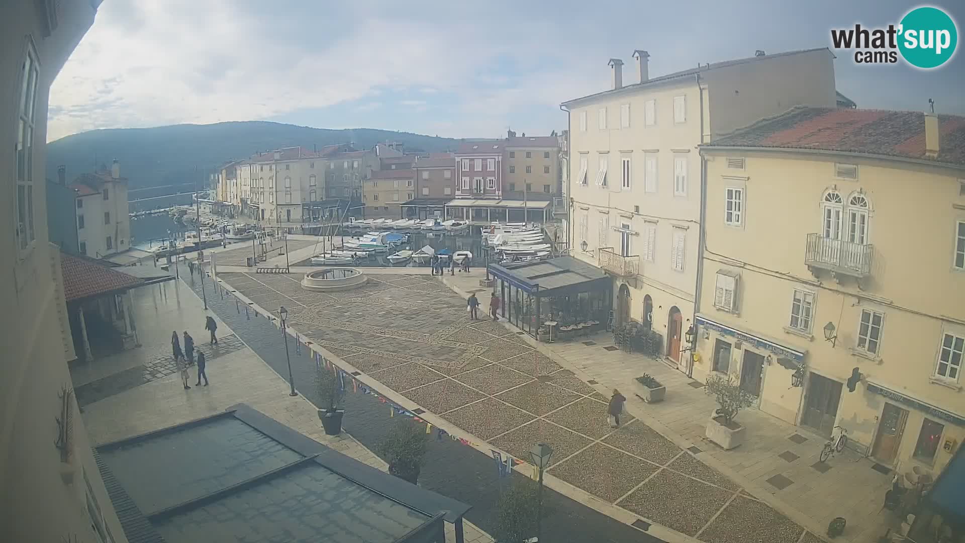 V ŽIVO spletna kamera Cres mesto – glavni trg in “mandrač” – otok Cres – Hrvaška