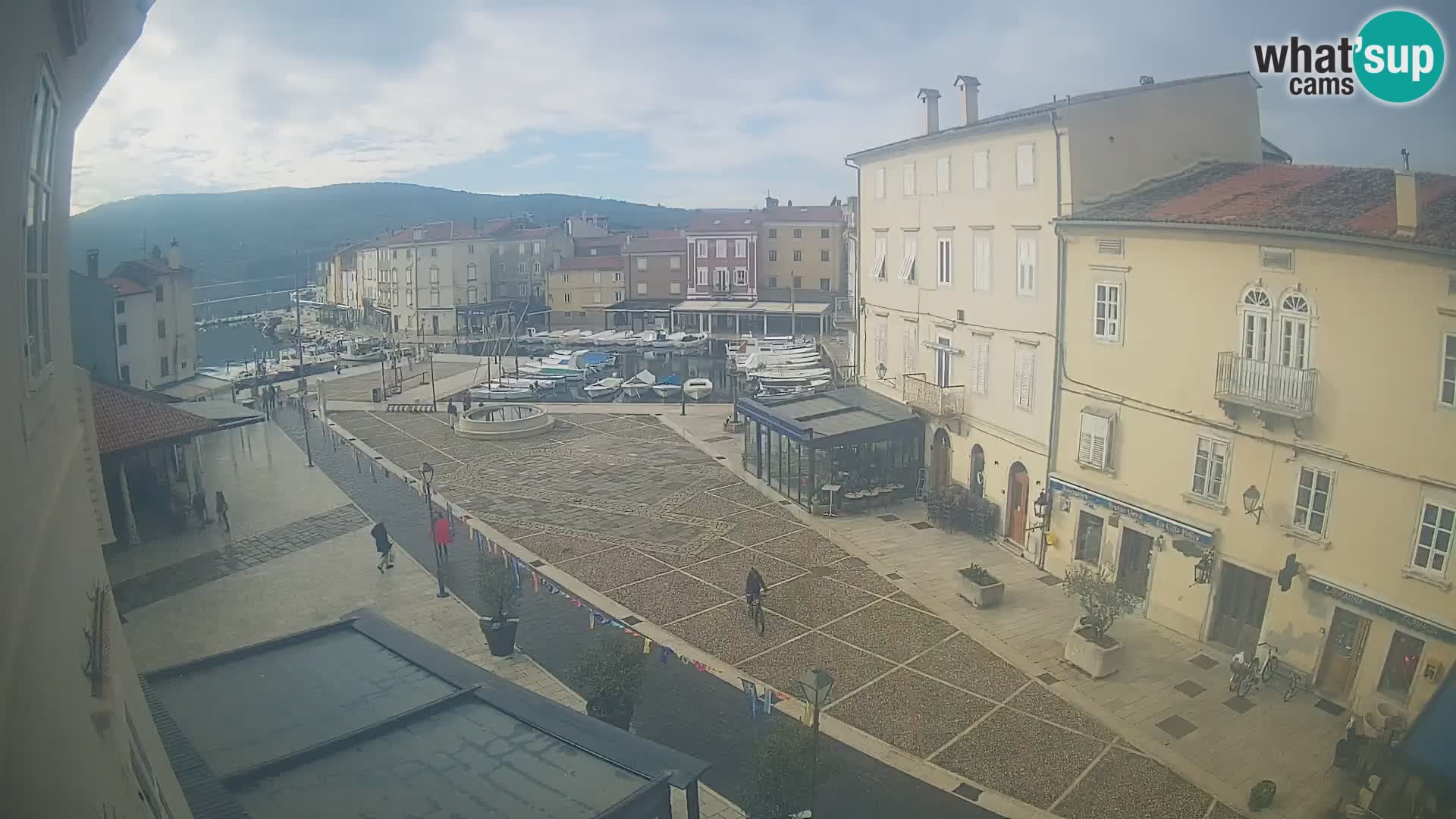 Web kamera Grad Cres – glavni trg i “mandrač” – otok Cres