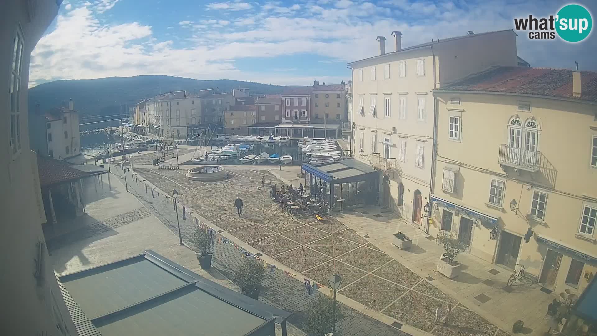 V ŽIVO spletna kamera Cres mesto – glavni trg in “mandrač” – otok Cres – Hrvaška