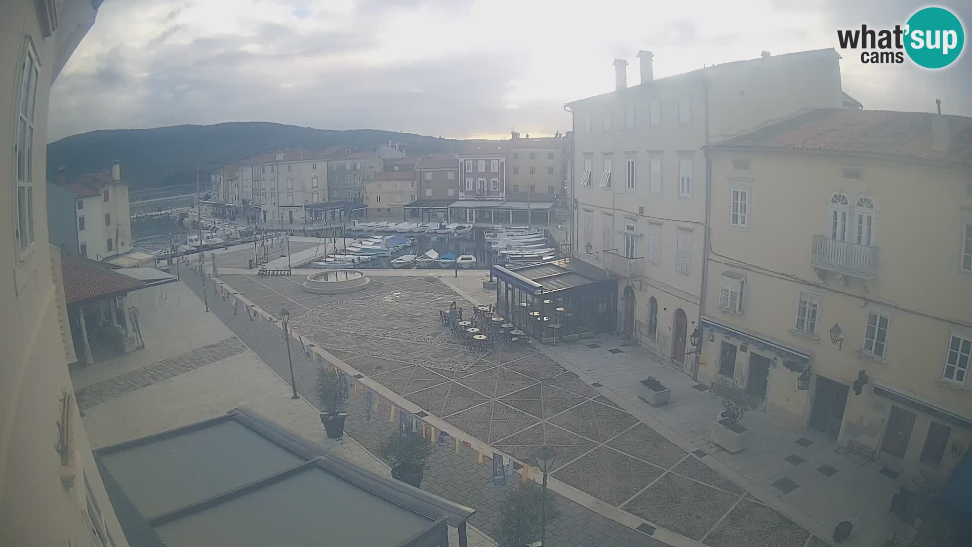 V ŽIVO spletna kamera Cres mesto – glavni trg in “mandrač” – otok Cres – Hrvaška