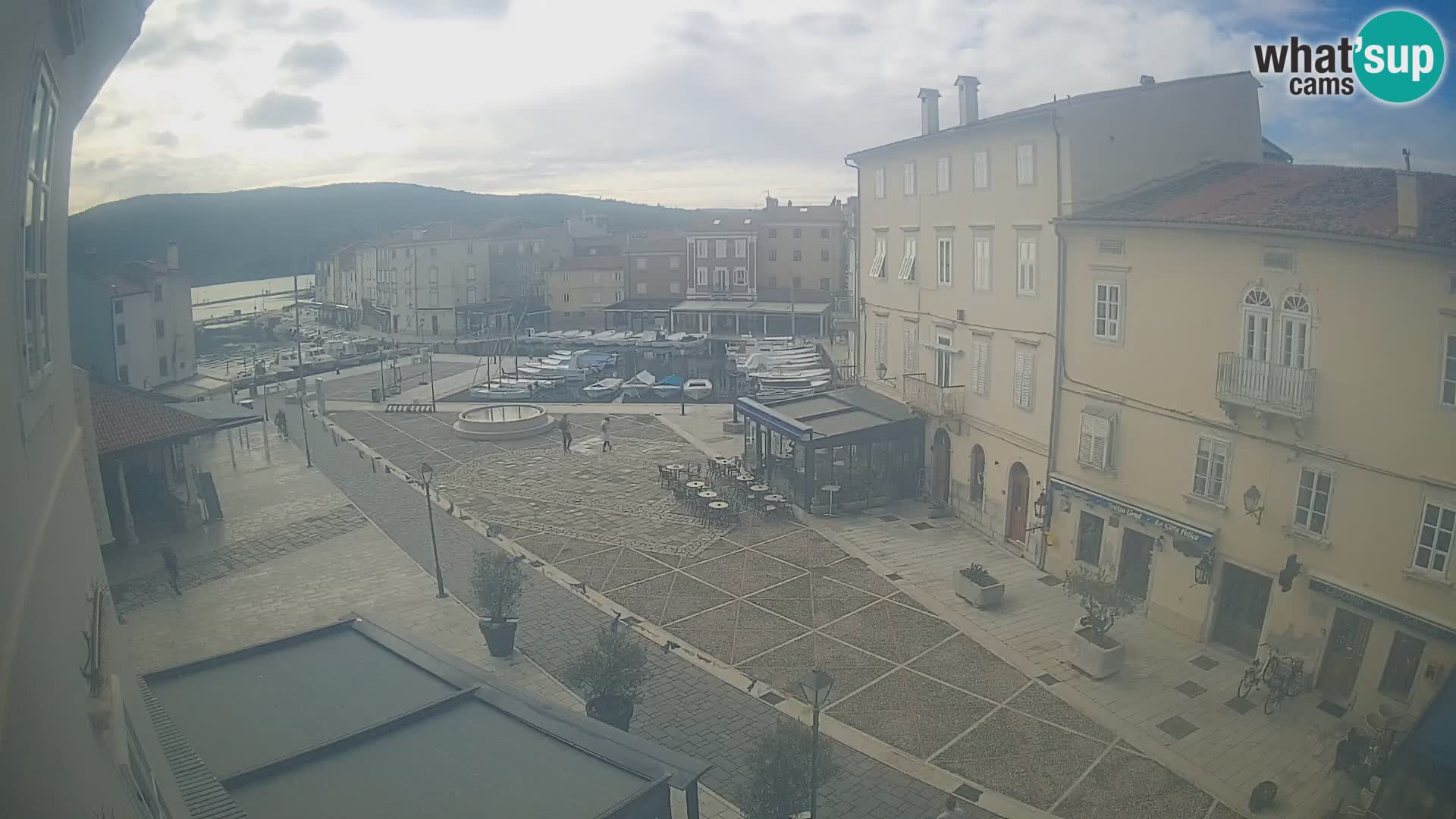 Cámara en vivo ciudad de Cres – plaza principal y “mandrač” – isla de Cres – Croacia