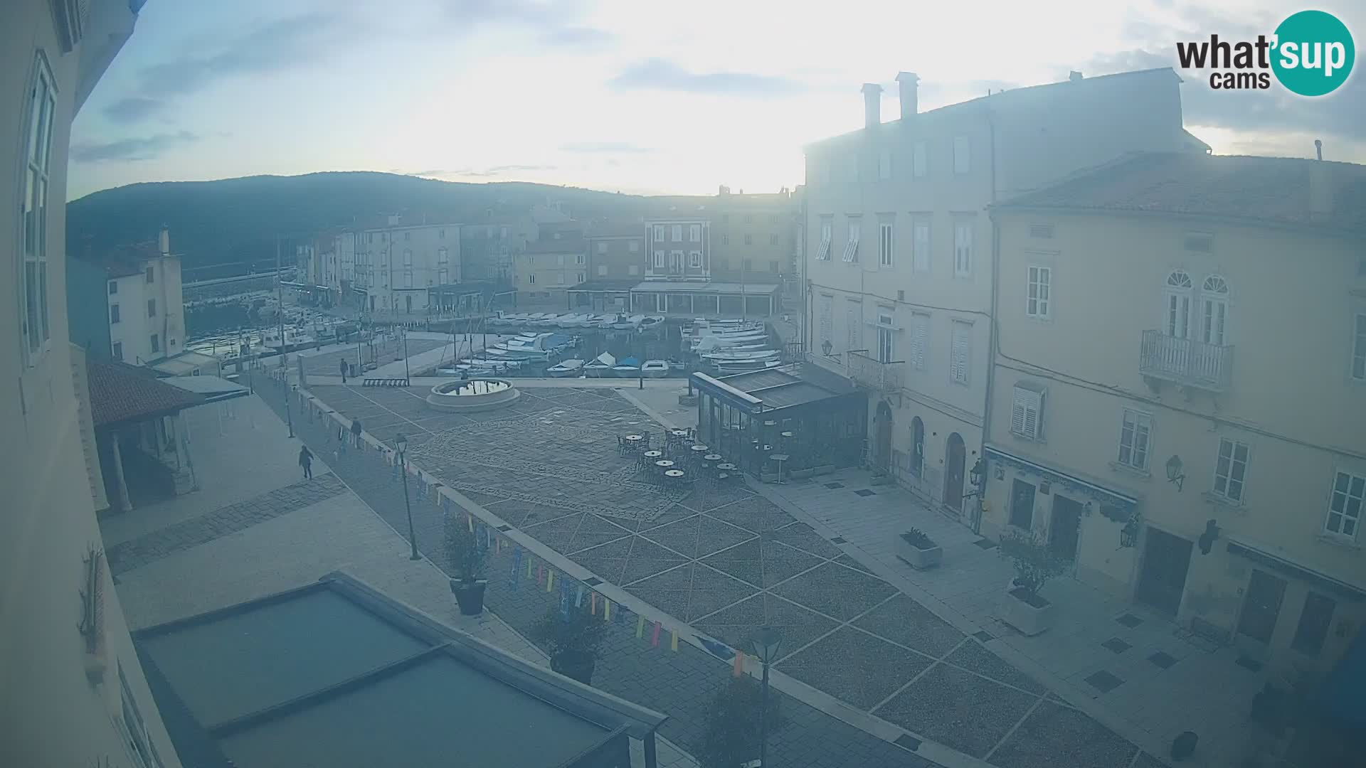 Cámara en vivo ciudad de Cres – plaza principal y “mandrač” – isla de Cres – Croacia