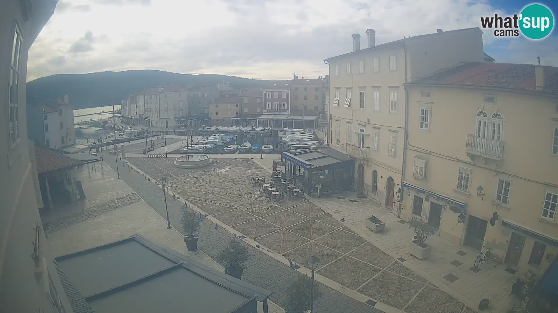 Web kamera Grad Cres – glavni trg i “mandrač” – otok Cres