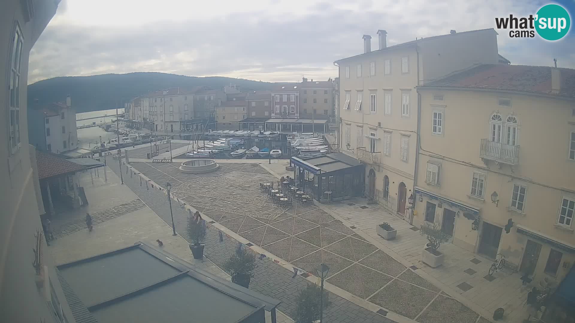 V ŽIVO spletna kamera Cres mesto – glavni trg in “mandrač” – otok Cres – Hrvaška