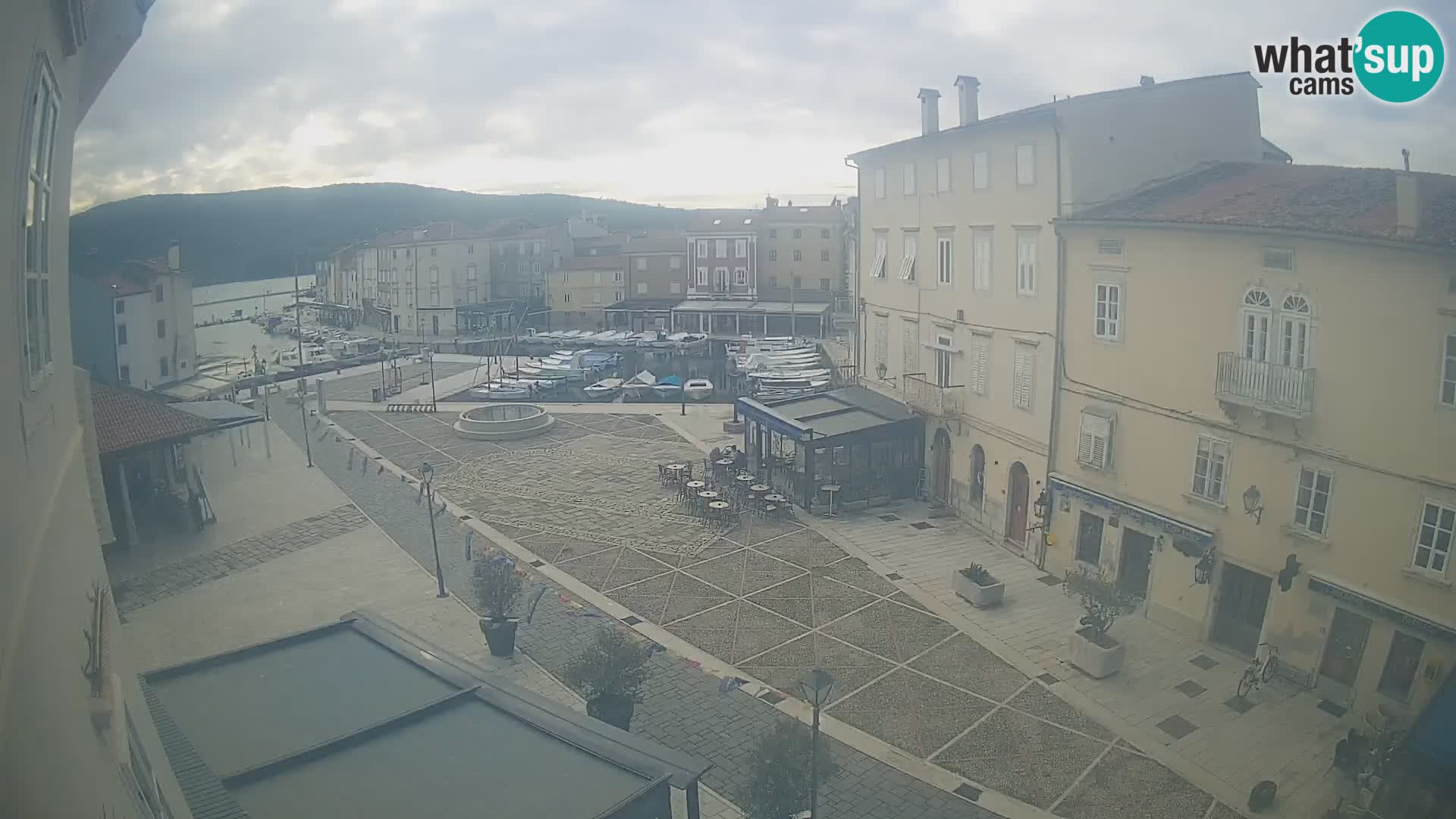 V ŽIVO spletna kamera Cres mesto – glavni trg in “mandrač” – otok Cres – Hrvaška