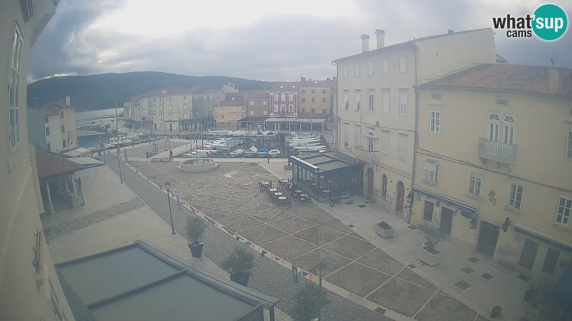 Cámara en vivo ciudad de Cres – plaza principal y “mandrač” – isla de Cres – Croacia