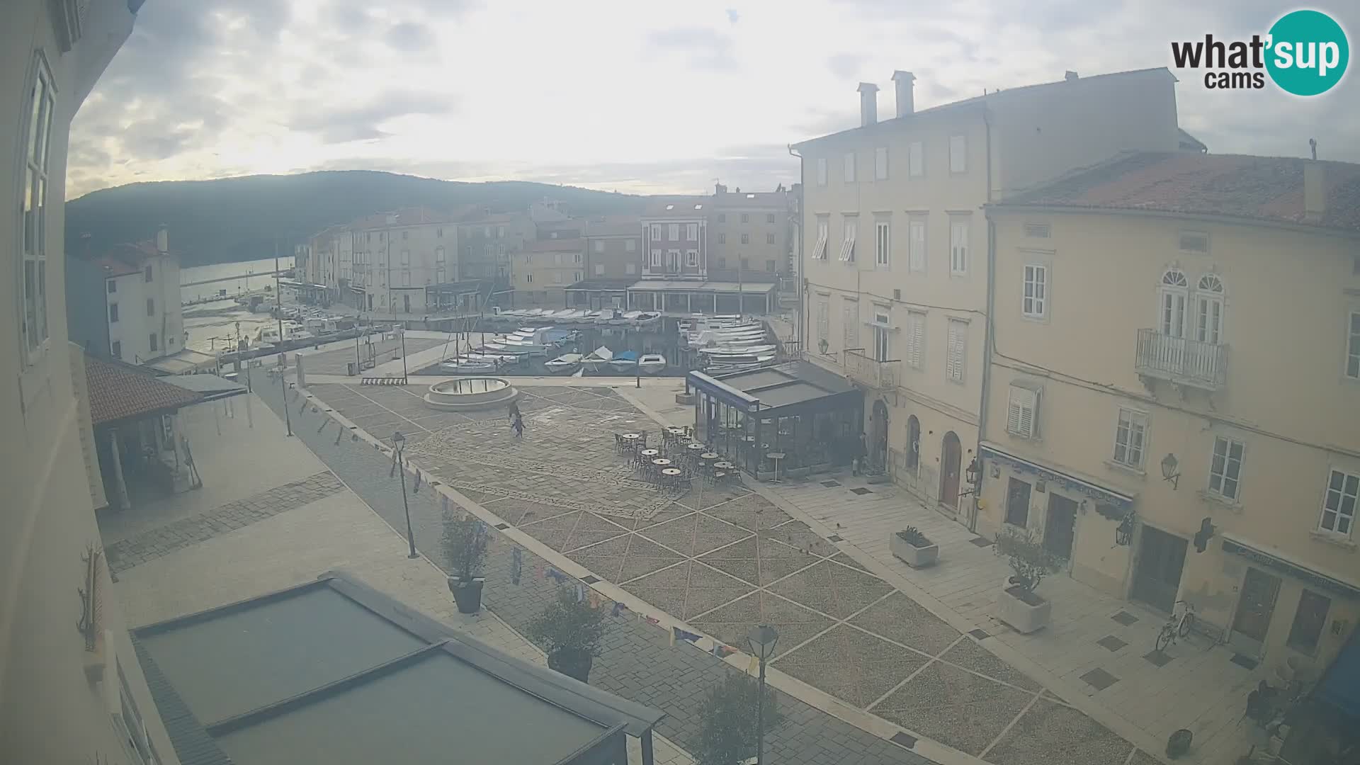 V ŽIVO spletna kamera Cres mesto – glavni trg in “mandrač” – otok Cres – Hrvaška