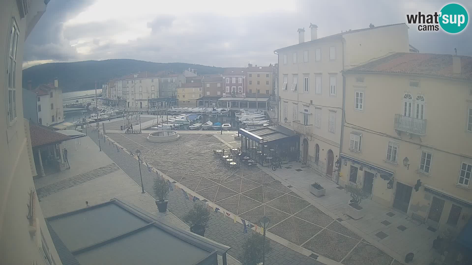 Cámara en vivo ciudad de Cres – plaza principal y “mandrač” – isla de Cres – Croacia