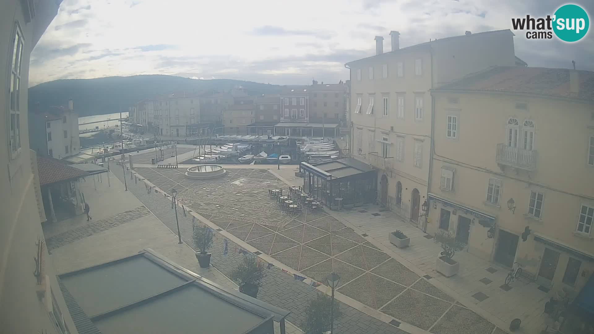 V ŽIVO spletna kamera Cres mesto – glavni trg in “mandrač” – otok Cres – Hrvaška