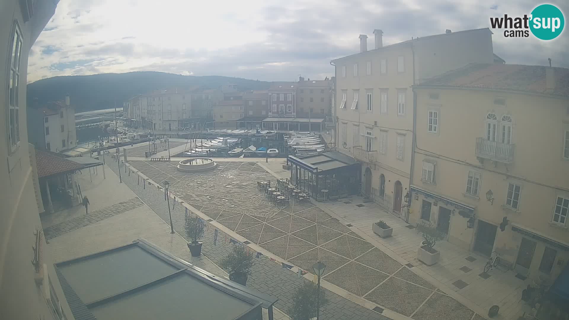 Cámara en vivo ciudad de Cres – plaza principal y “mandrač” – isla de Cres – Croacia