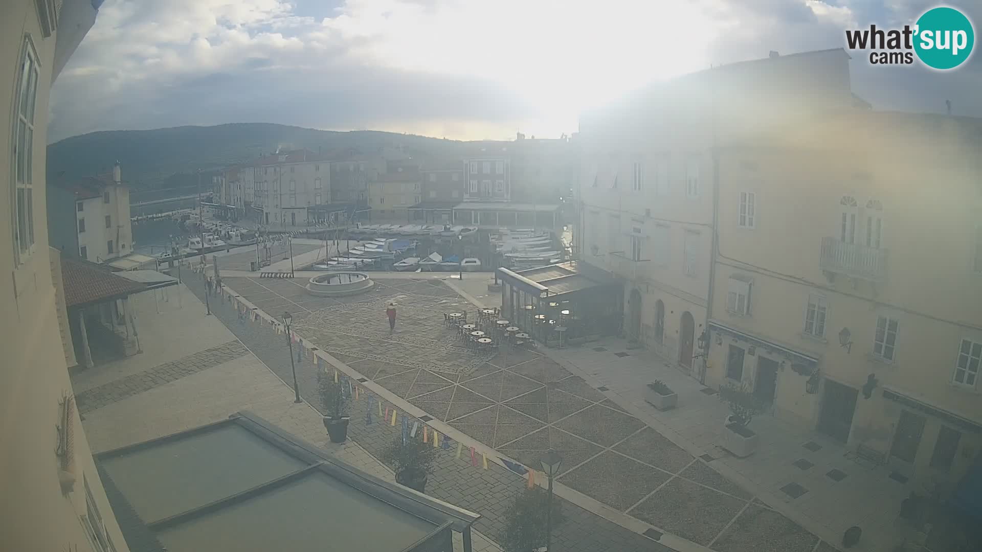 Web kamera Grad Cres – glavni trg i “mandrač” – otok Cres