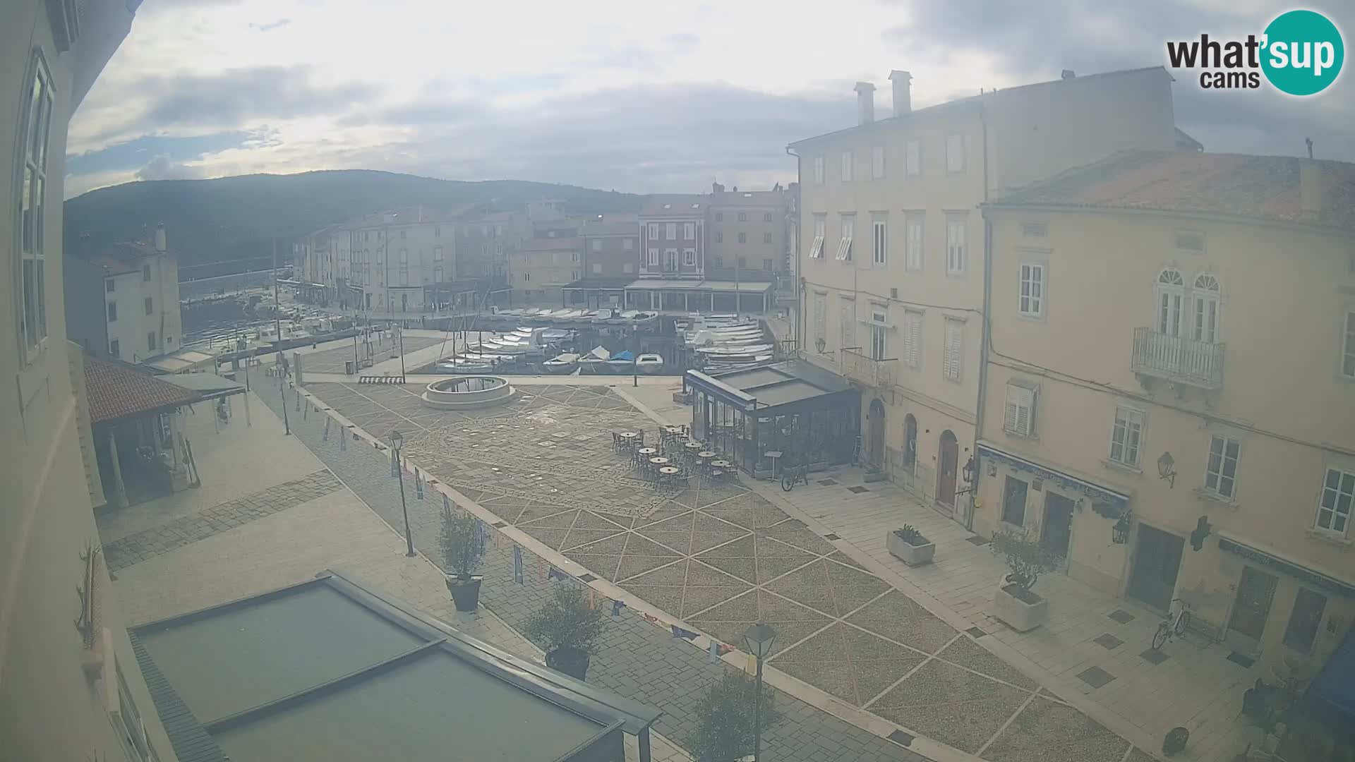 Kamera v ŽIVO Cres mesto – glavni trg in “mandrač” – otok Cres – Hrvaška