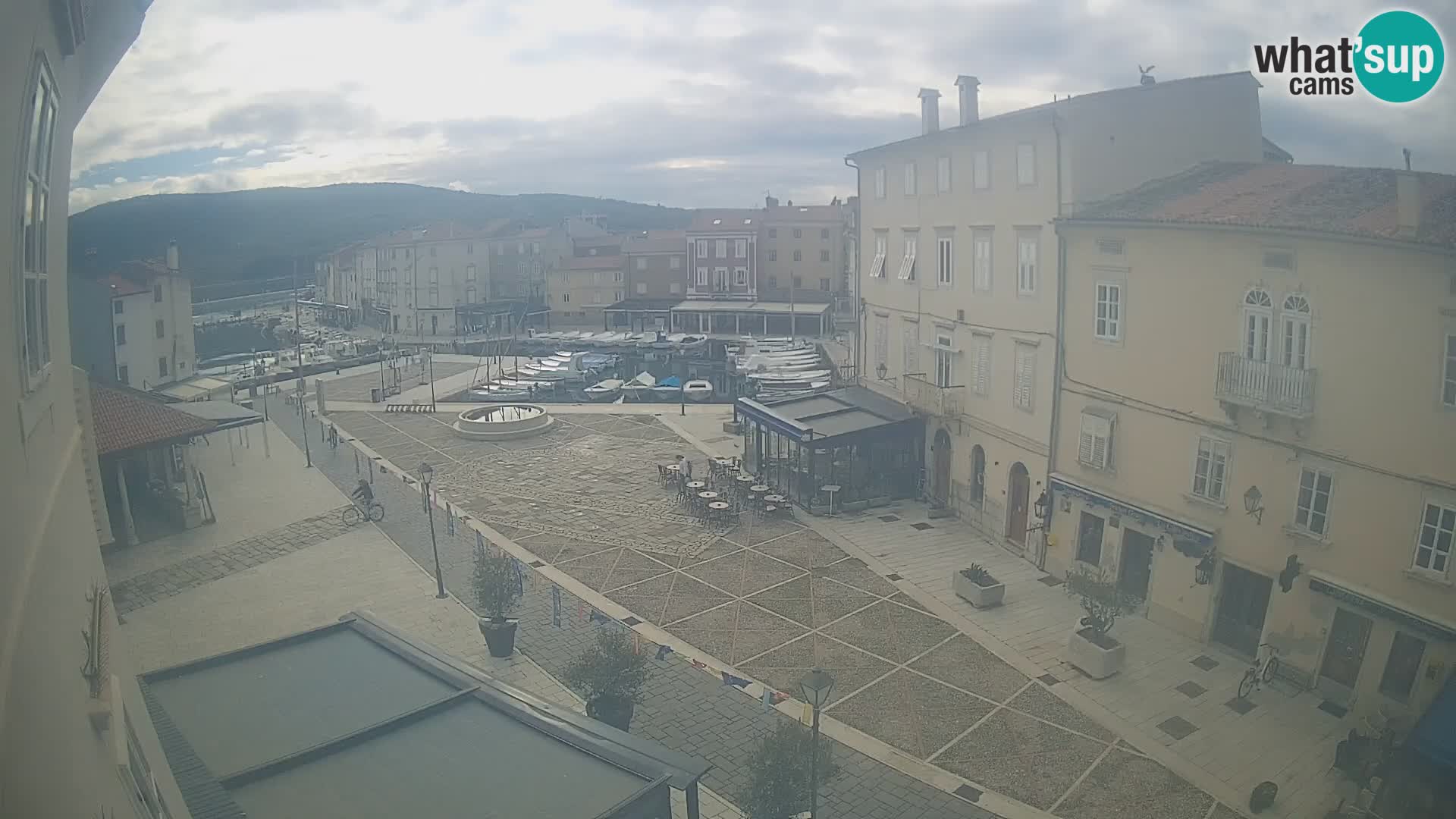 LIVE cam Cres city – place principale et “mandrač” – île de Cres – Croatie