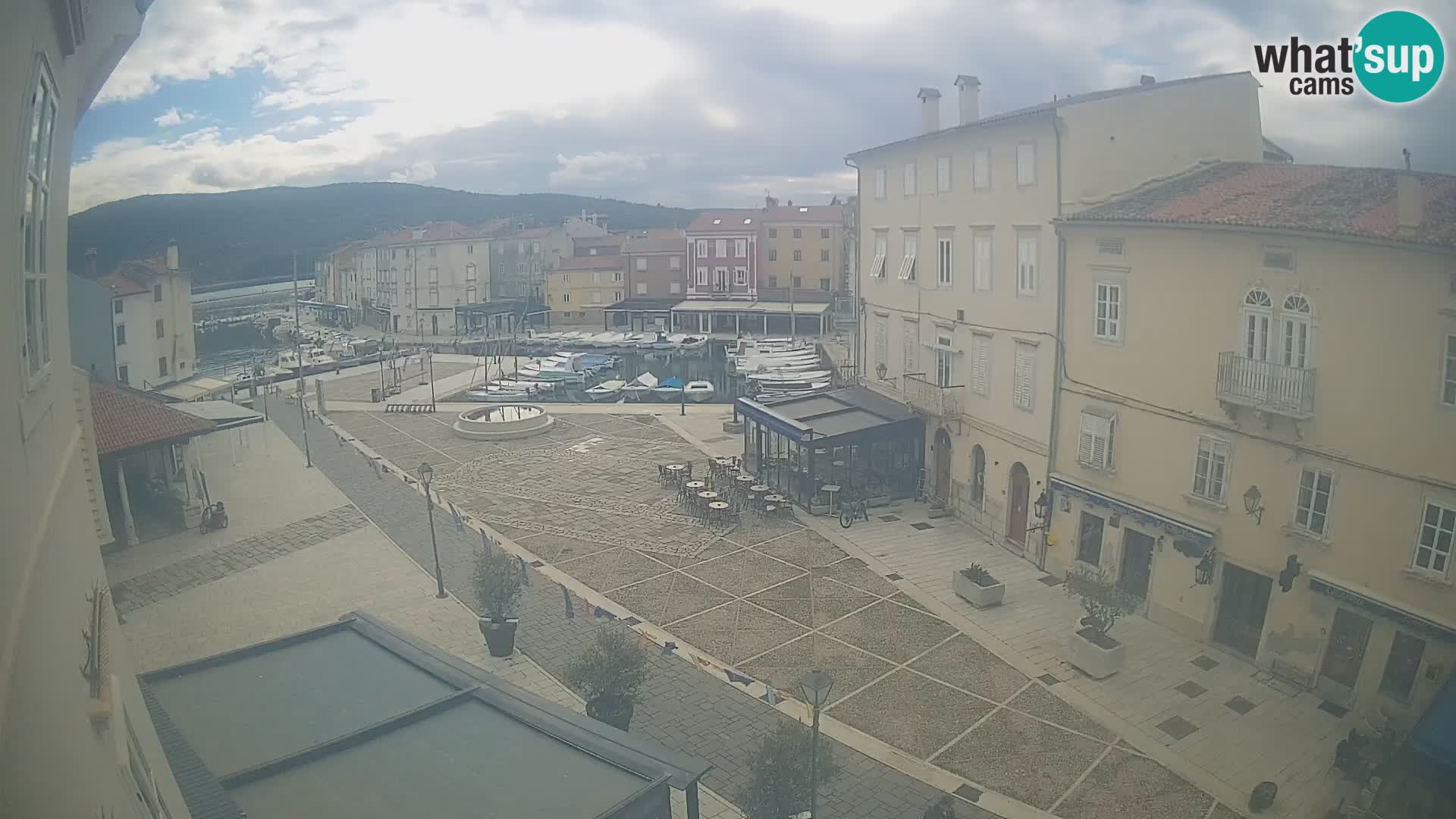 V ŽIVO spletna kamera Cres mesto – glavni trg in “mandrač” – otok Cres – Hrvaška