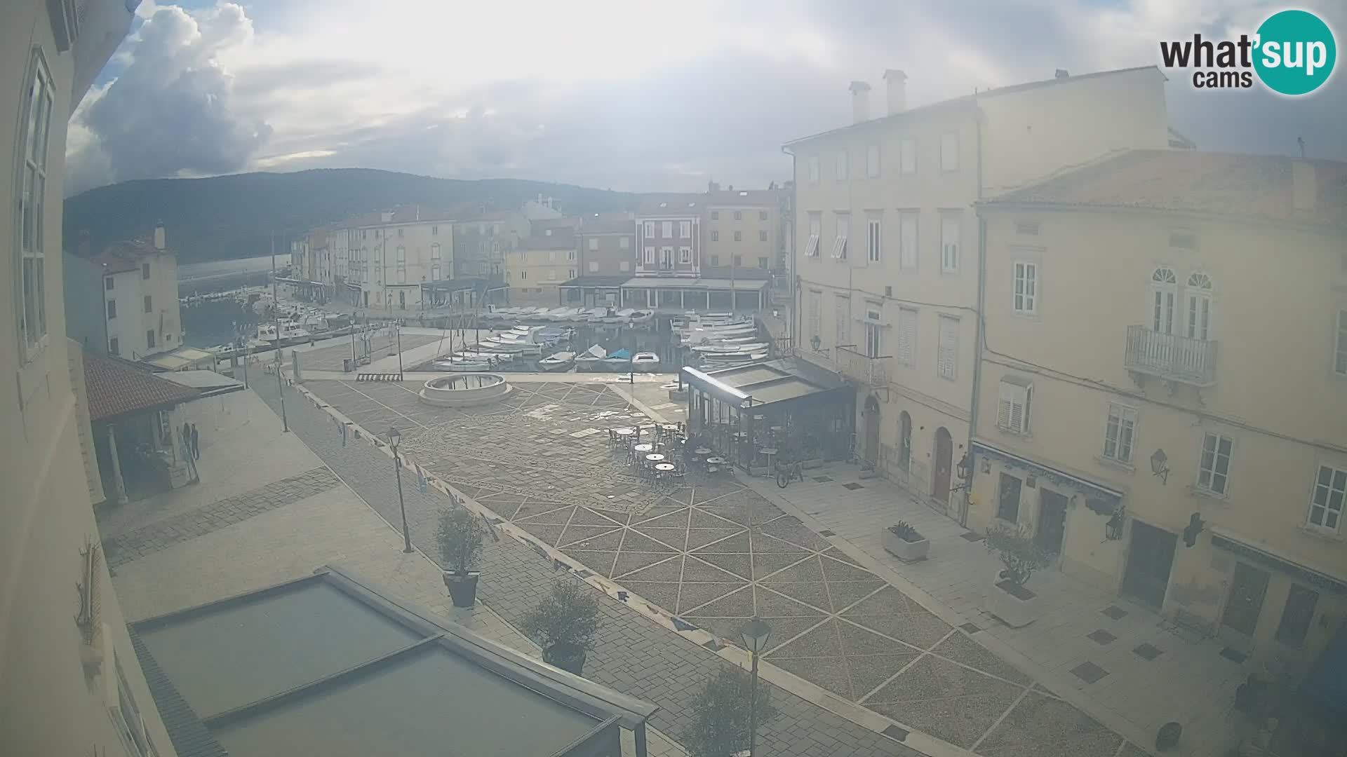 LIVE cam Cres city – place principale et “mandrač” – île de Cres – Croatie