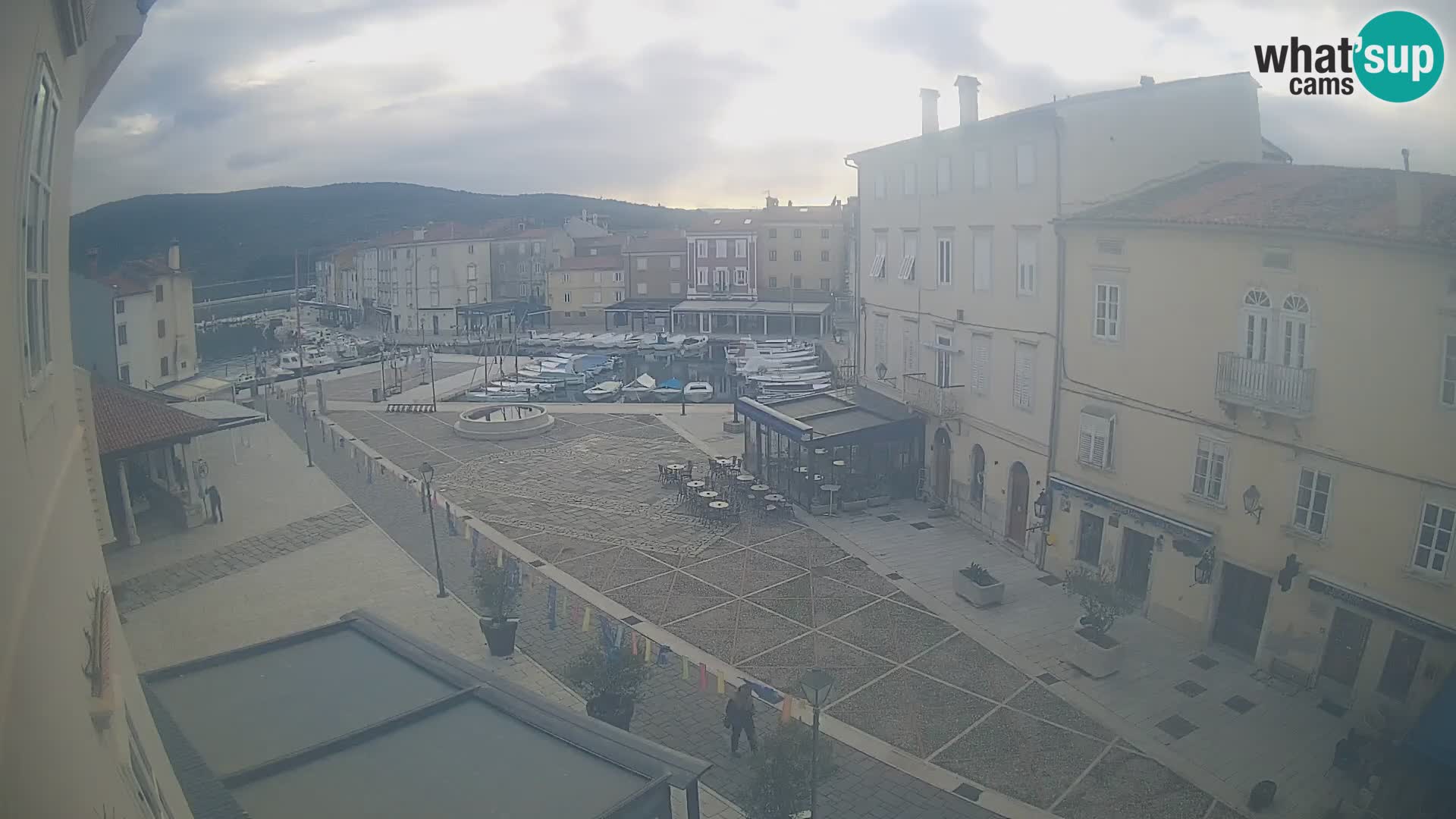 V ŽIVO spletna kamera Cres mesto – glavni trg in “mandrač” – otok Cres – Hrvaška