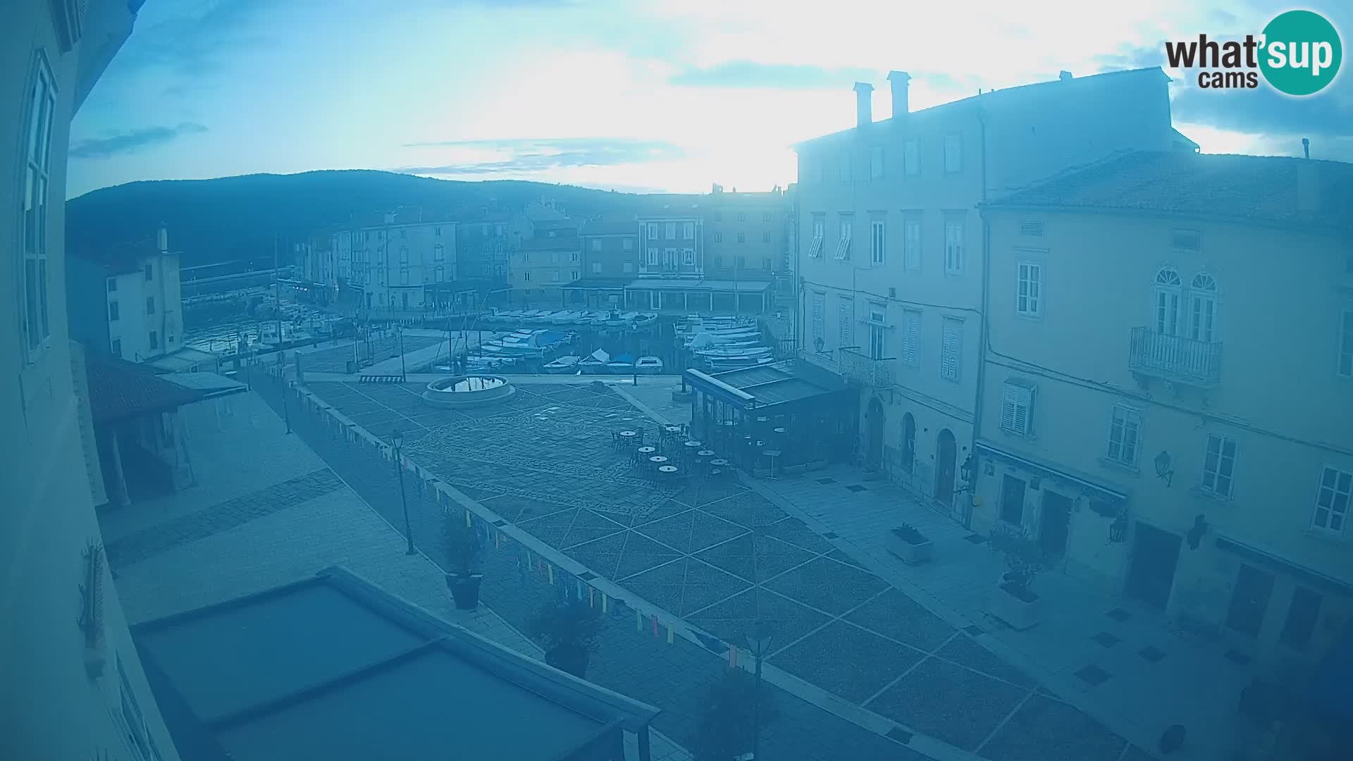 LIVE cam Cres città – piazza principale e “mandrač” – isola di Cherso – Croazia
