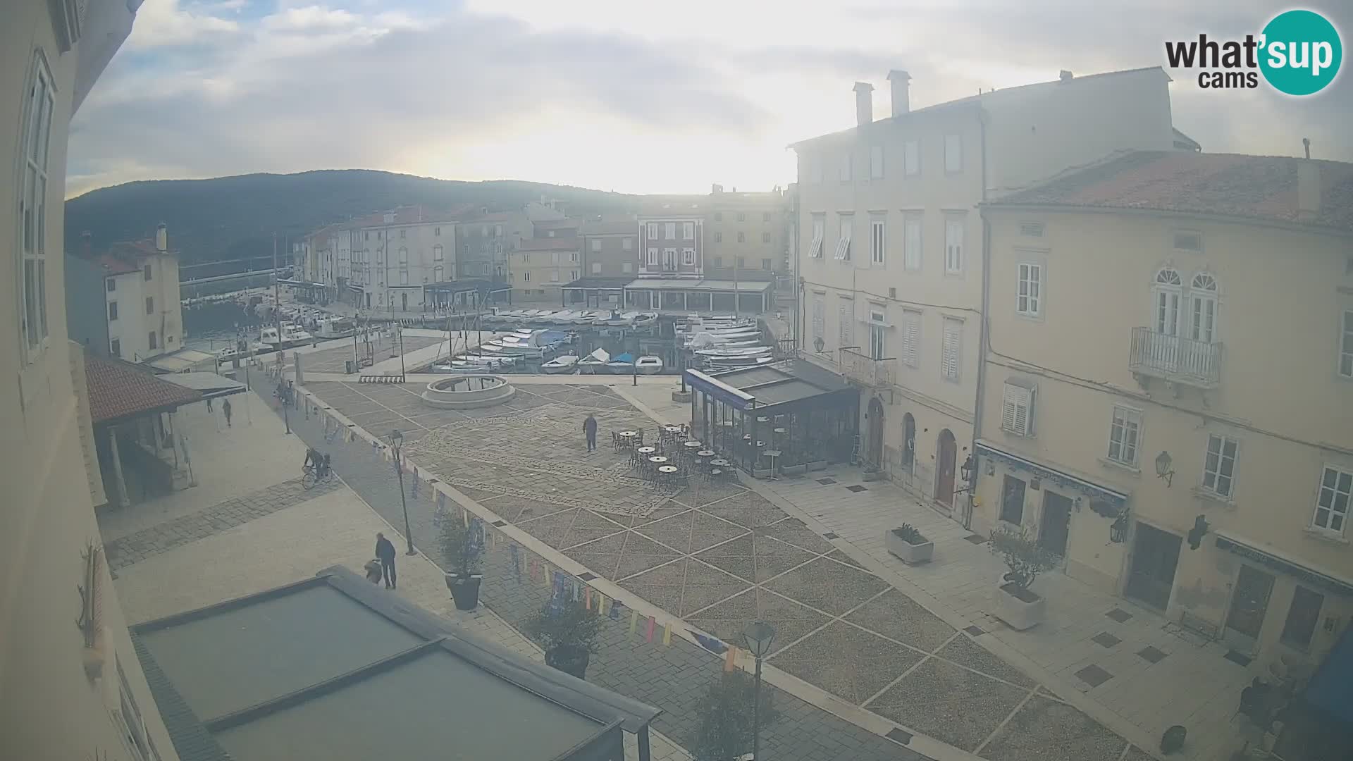 LIVE cam Cres città – piazza principale e “mandrač” – isola di Cherso – Croazia