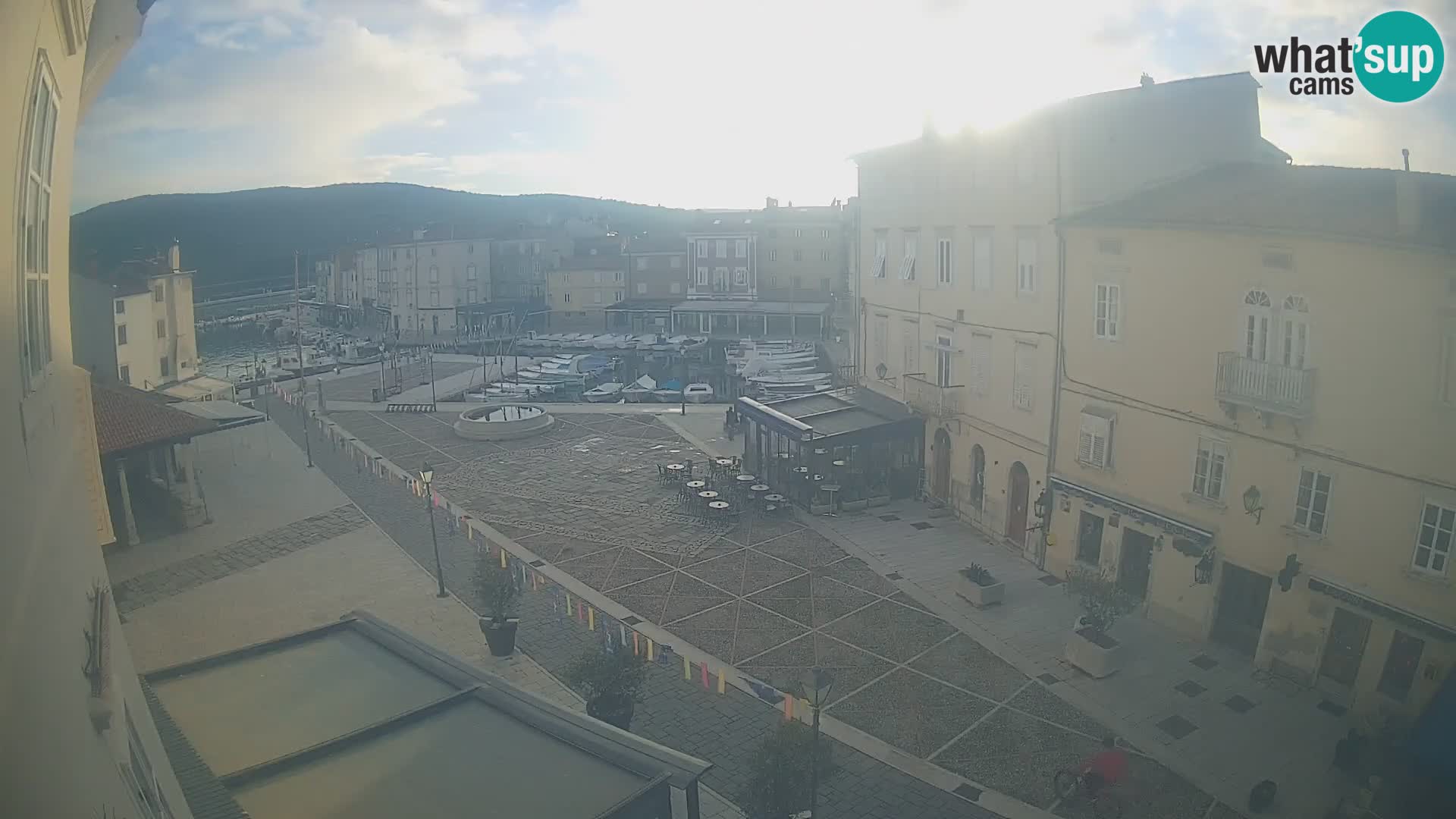 Cámara en vivo ciudad de Cres – plaza principal y “mandrač” – isla de Cres – Croacia