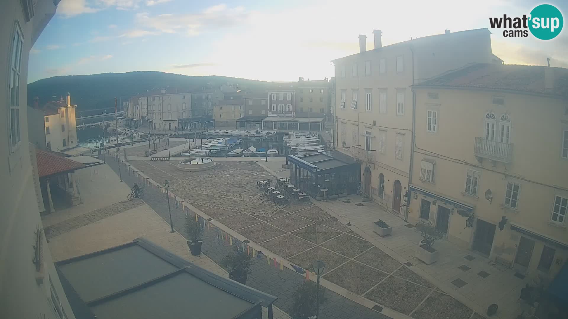 Kamera v ŽIVO Cres mesto – glavni trg in “mandrač” – otok Cres – Hrvaška