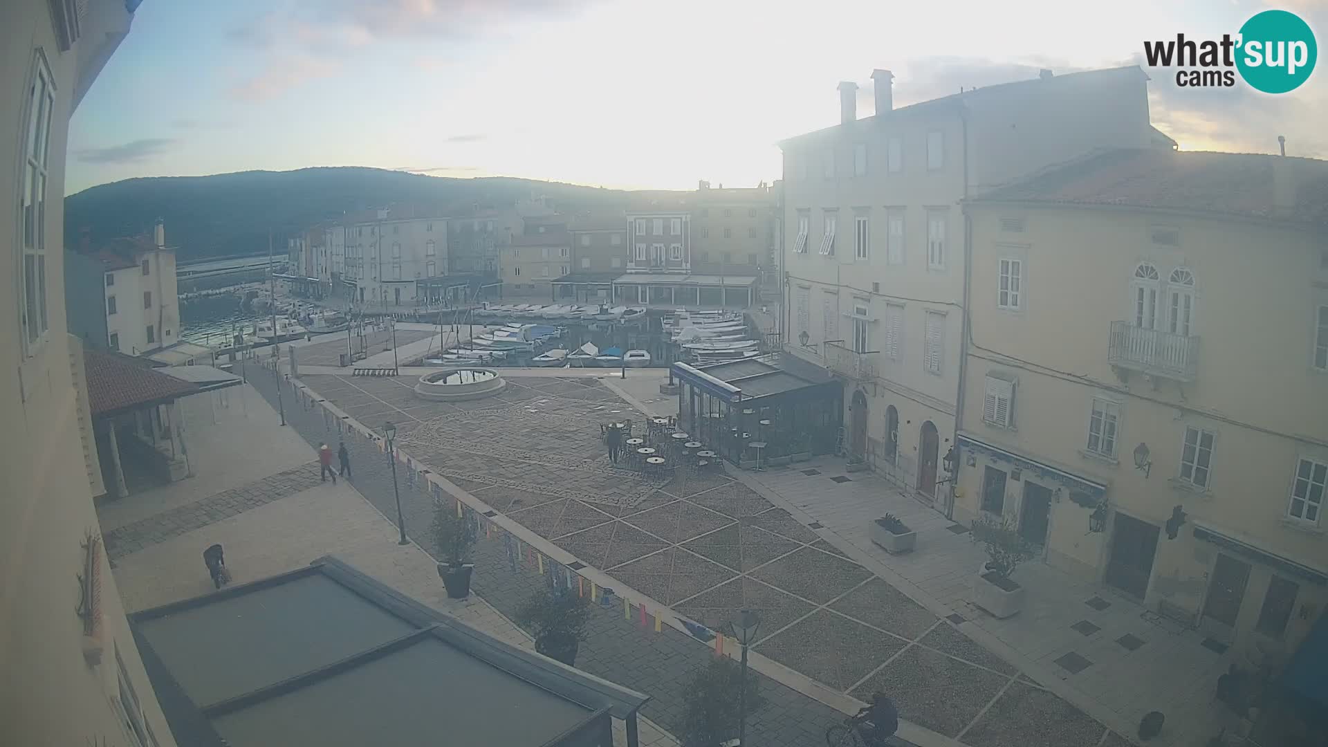 Cámara en vivo ciudad de Cres – plaza principal y “mandrač” – isla de Cres – Croacia