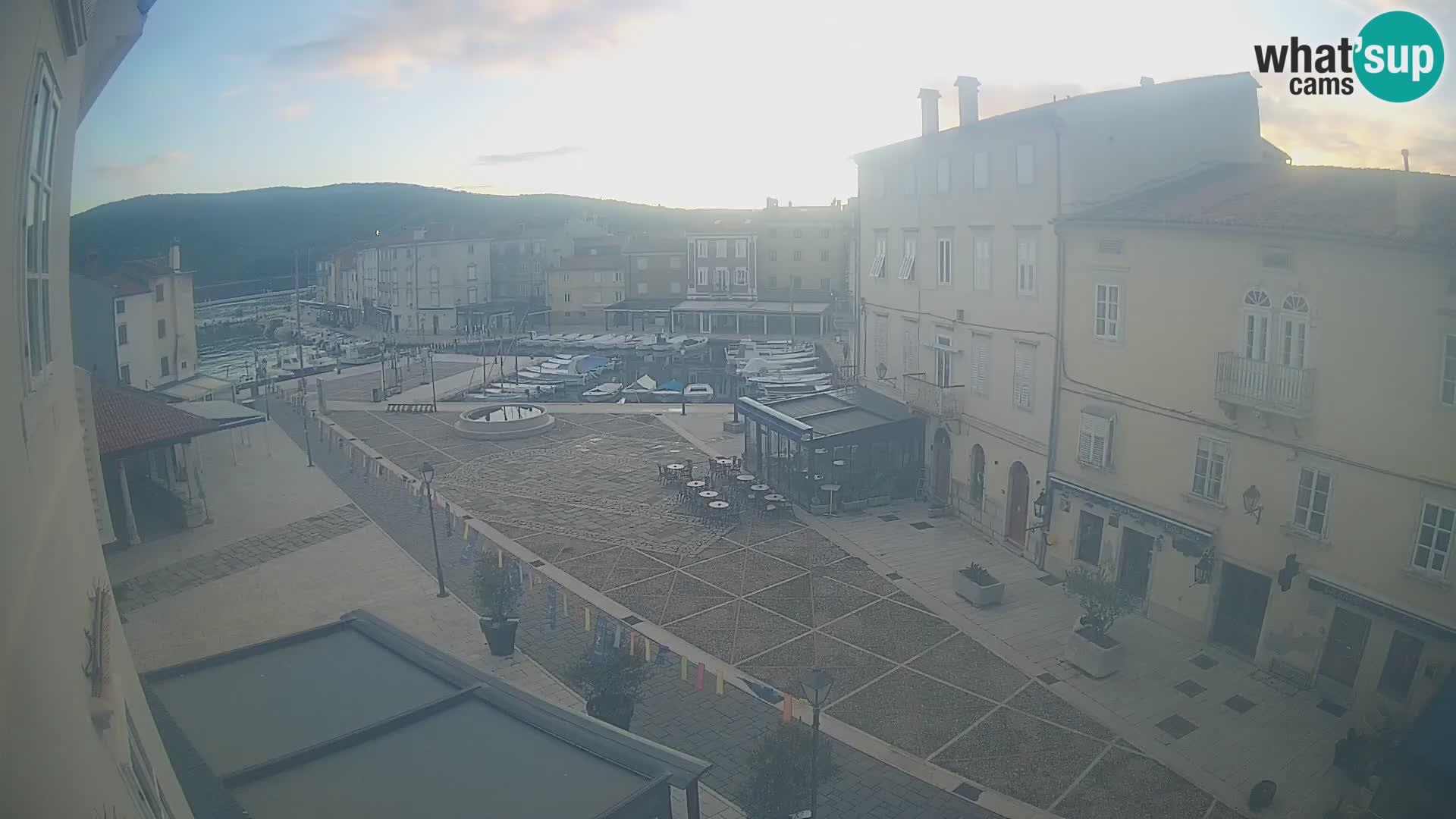 Cámara en vivo ciudad de Cres – plaza principal y “mandrač” – isla de Cres – Croacia