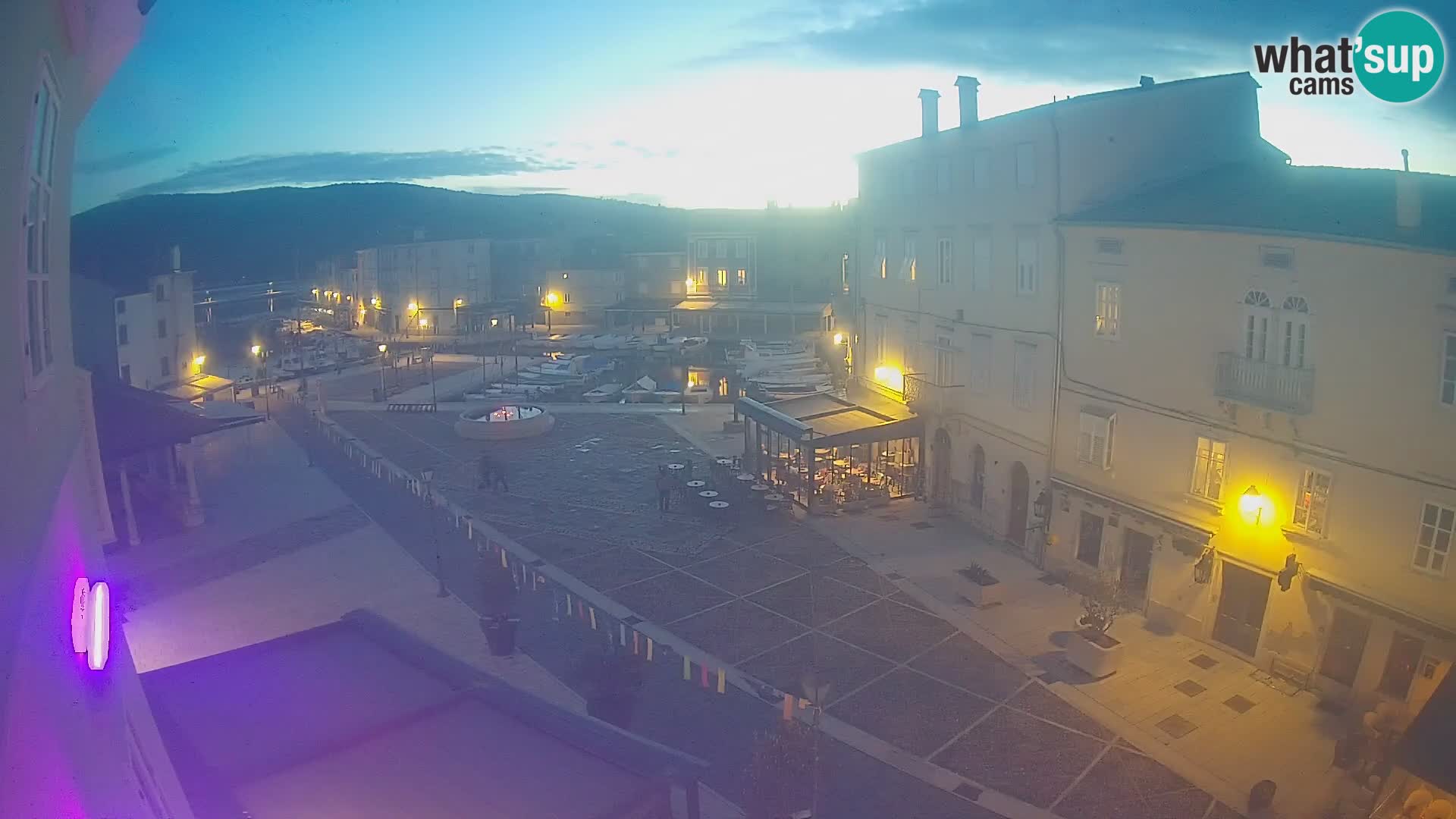 Web kamera Grad Cres – glavni trg i “mandrač” – otok Cres