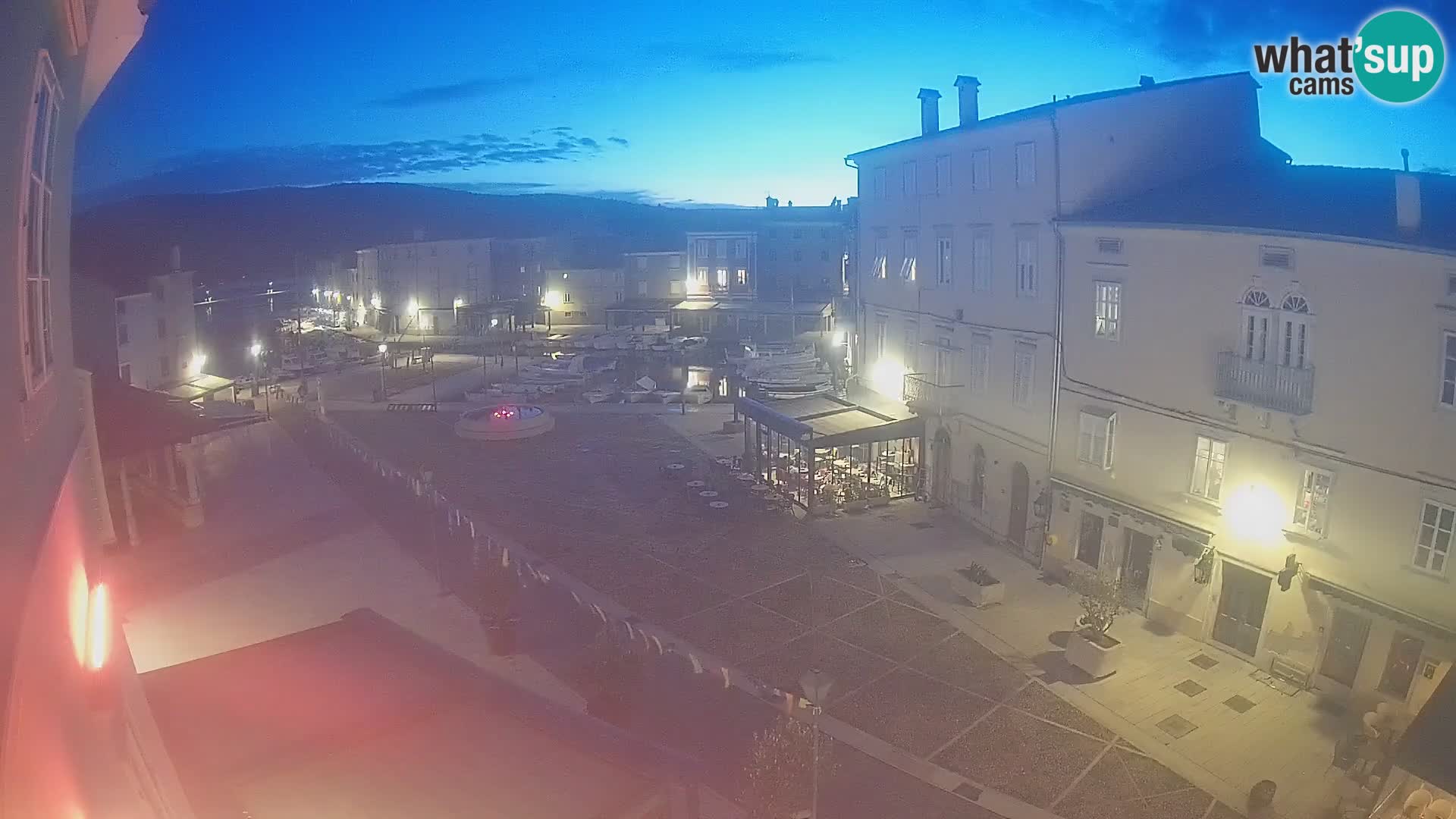 Kamera v ŽIVO Cres mesto – glavni trg in “mandrač” – otok Cres – Hrvaška