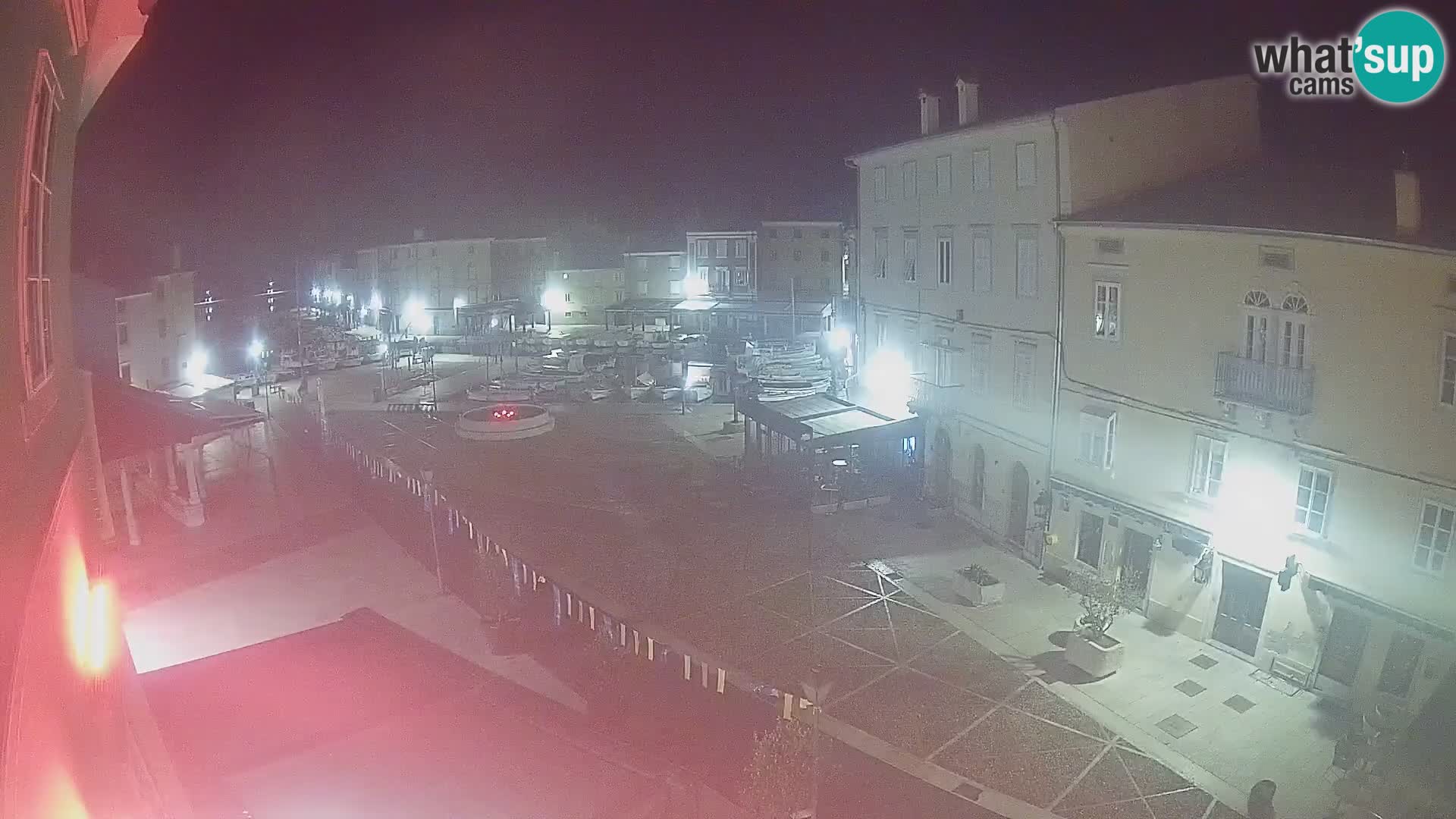 V ŽIVO spletna kamera Cres mesto – glavni trg in “mandrač” – otok Cres – Hrvaška