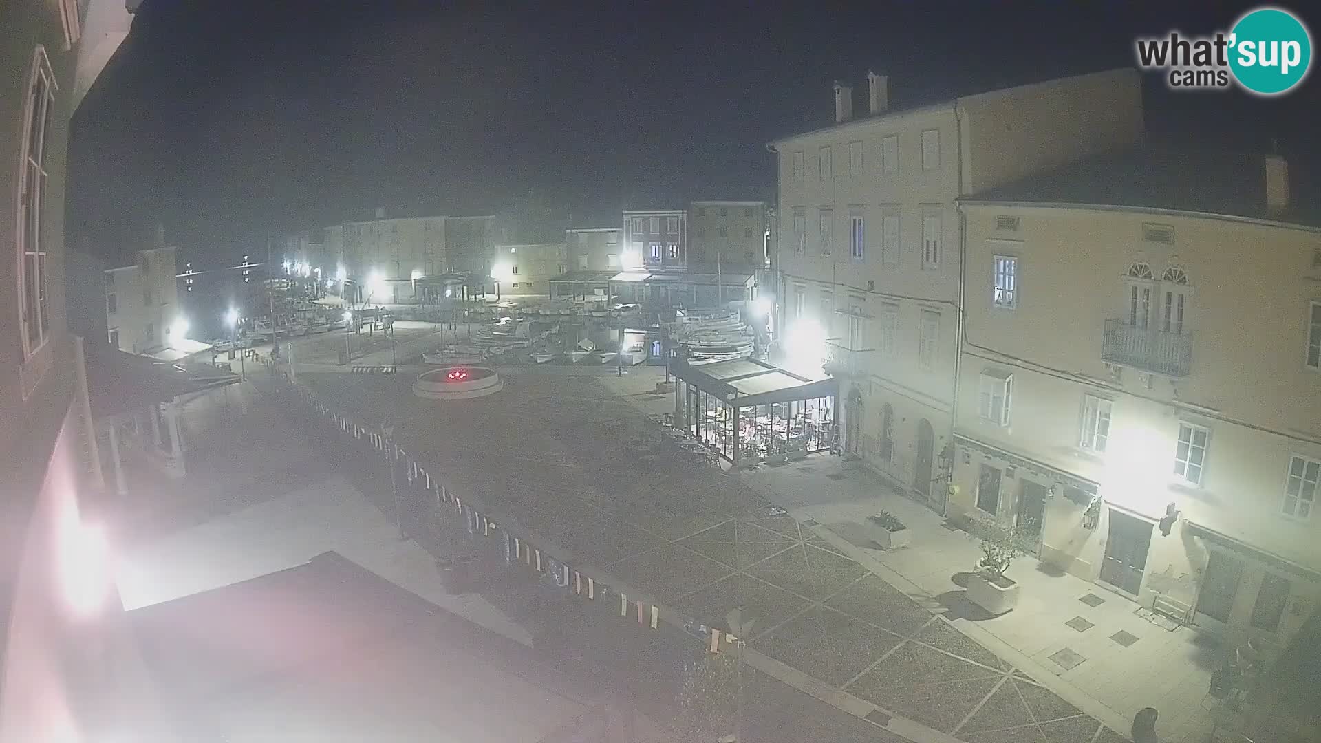 V ŽIVO spletna kamera Cres mesto – glavni trg in “mandrač” – otok Cres – Hrvaška