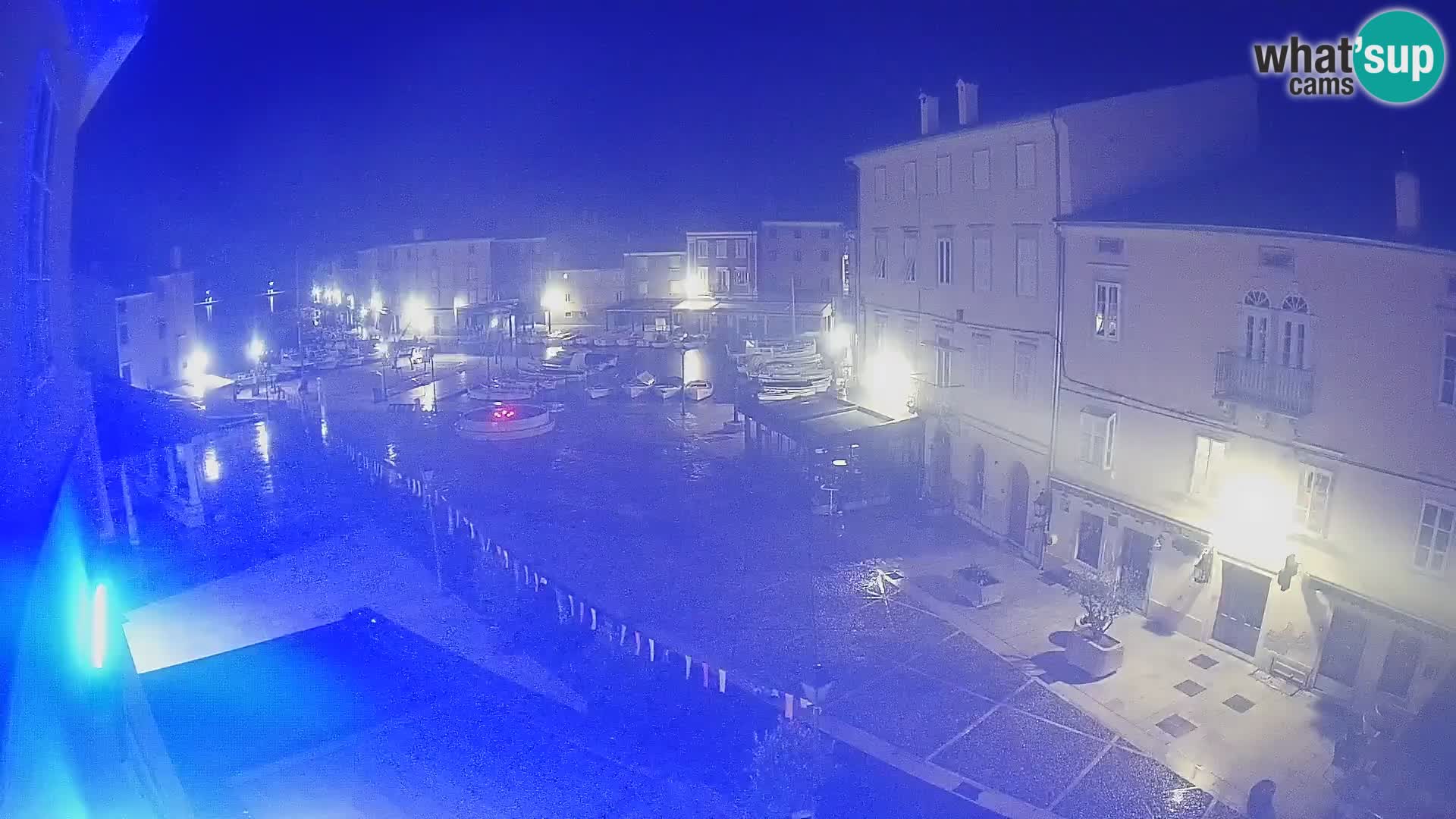 V ŽIVO spletna kamera Cres mesto – glavni trg in “mandrač” – otok Cres – Hrvaška