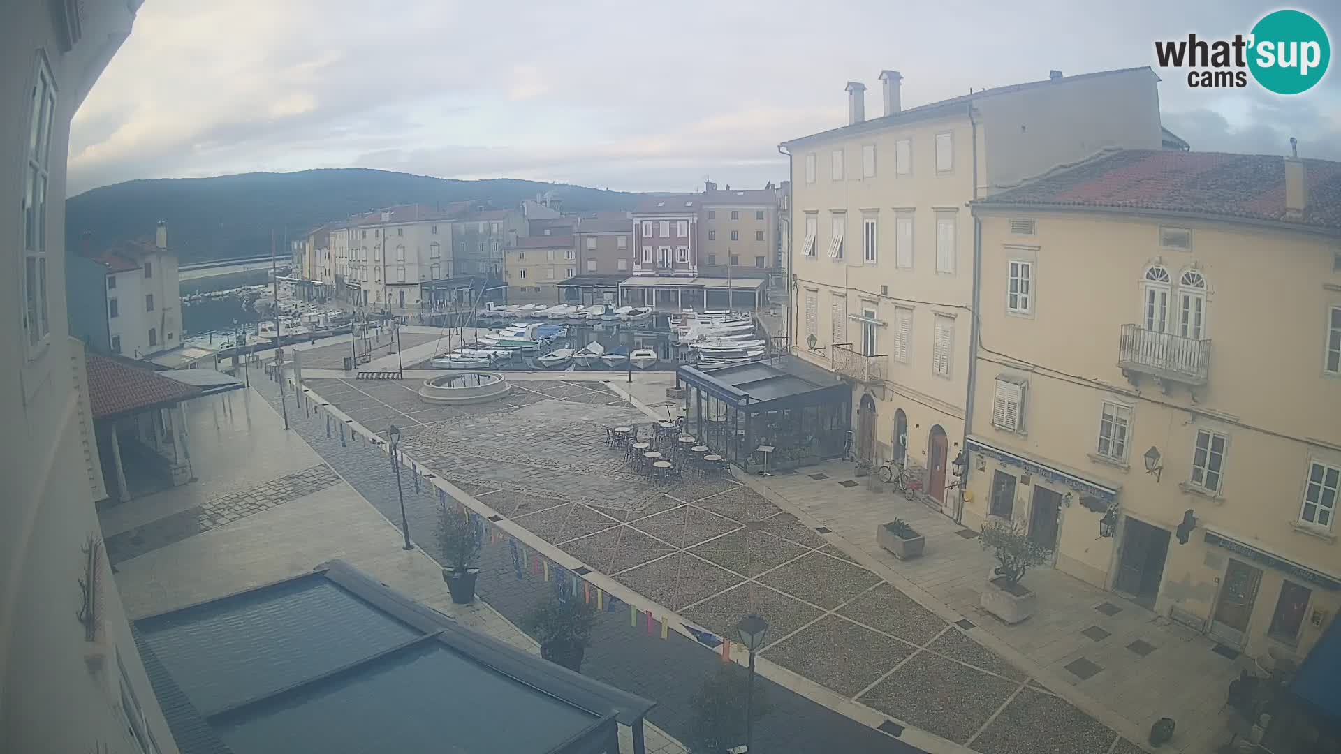 LIVE cam Cres city – place principale et “mandrač” – île de Cres – Croatie