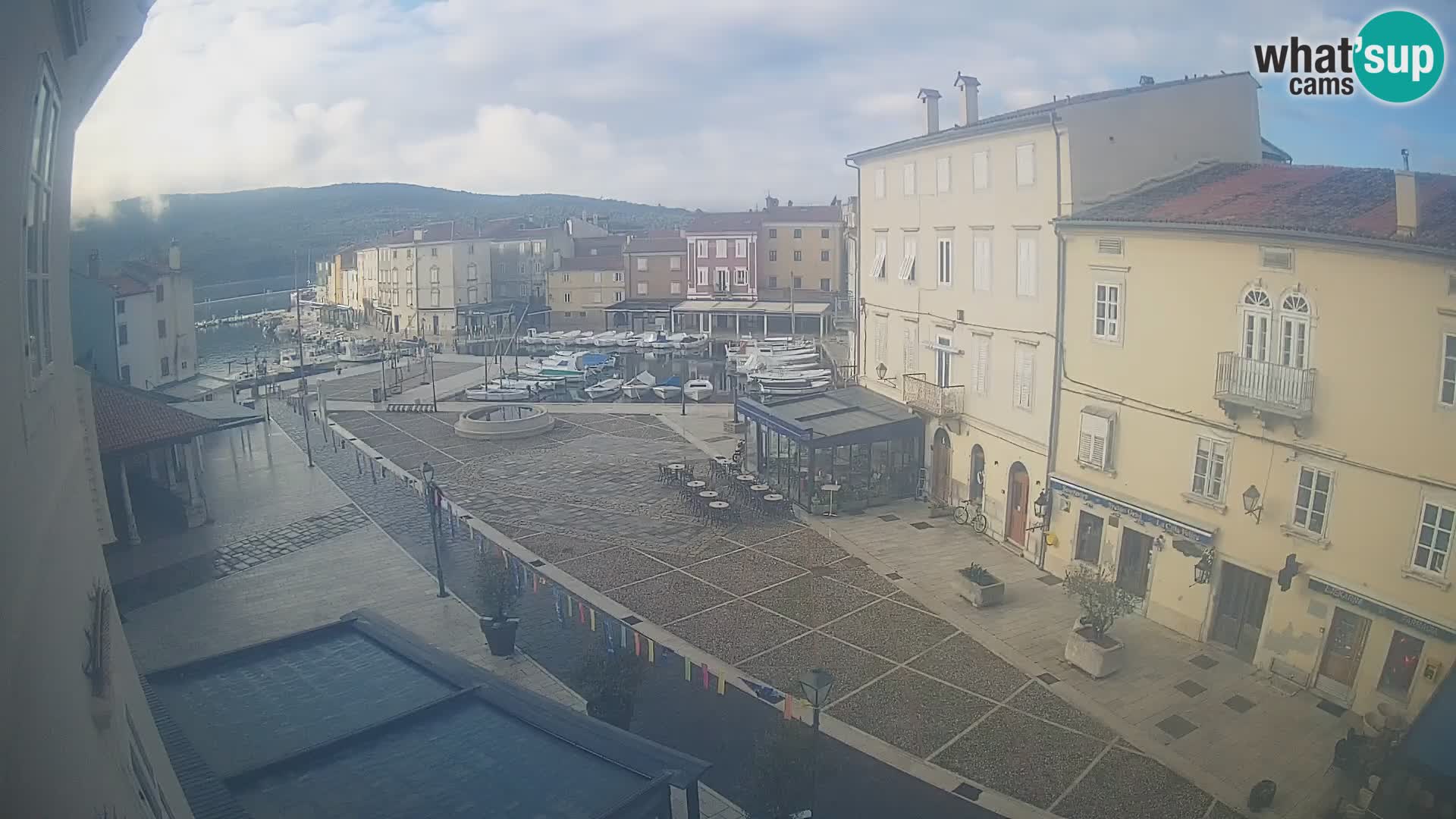 Cámara en vivo ciudad de Cres – plaza principal y “mandrač” – isla de Cres – Croacia