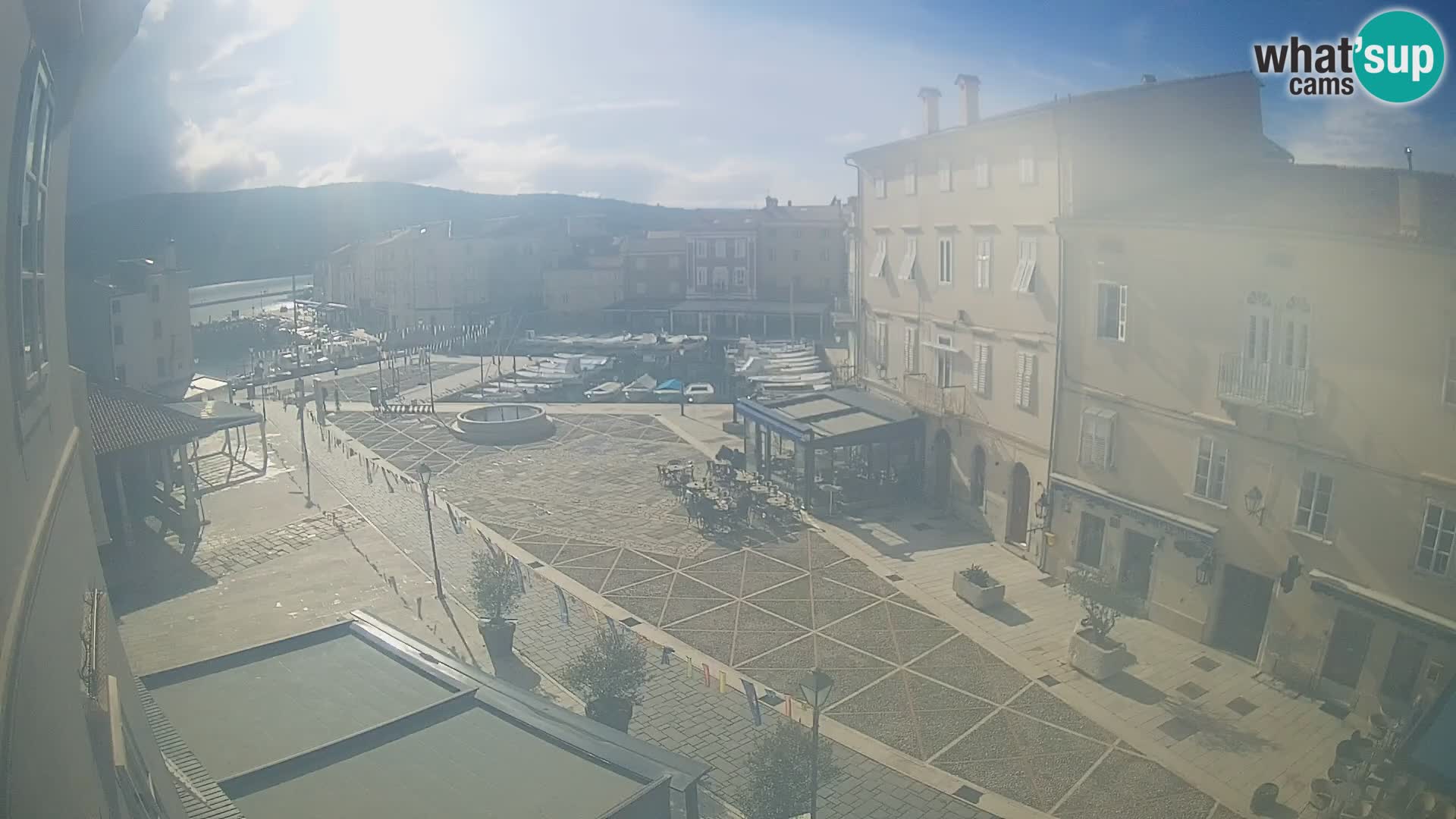 Cámara en vivo ciudad de Cres – plaza principal y “mandrač” – isla de Cres – Croacia