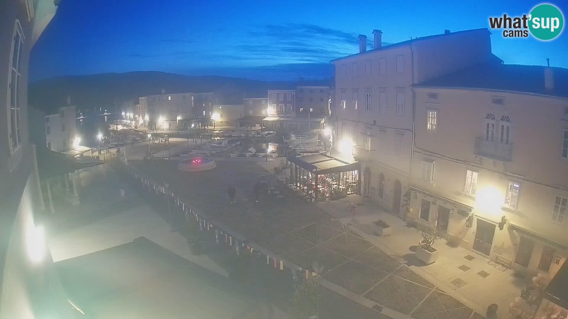 Web kamera Grad Cres – glavni trg i “mandrač” – otok Cres