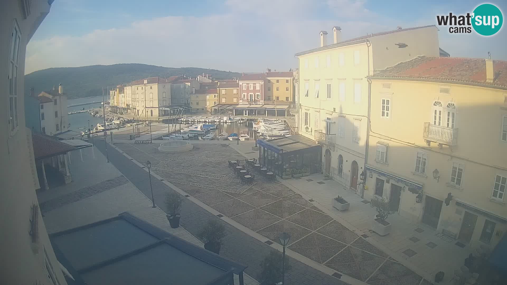 V ŽIVO spletna kamera Cres mesto – glavni trg in “mandrač” – otok Cres – Hrvaška