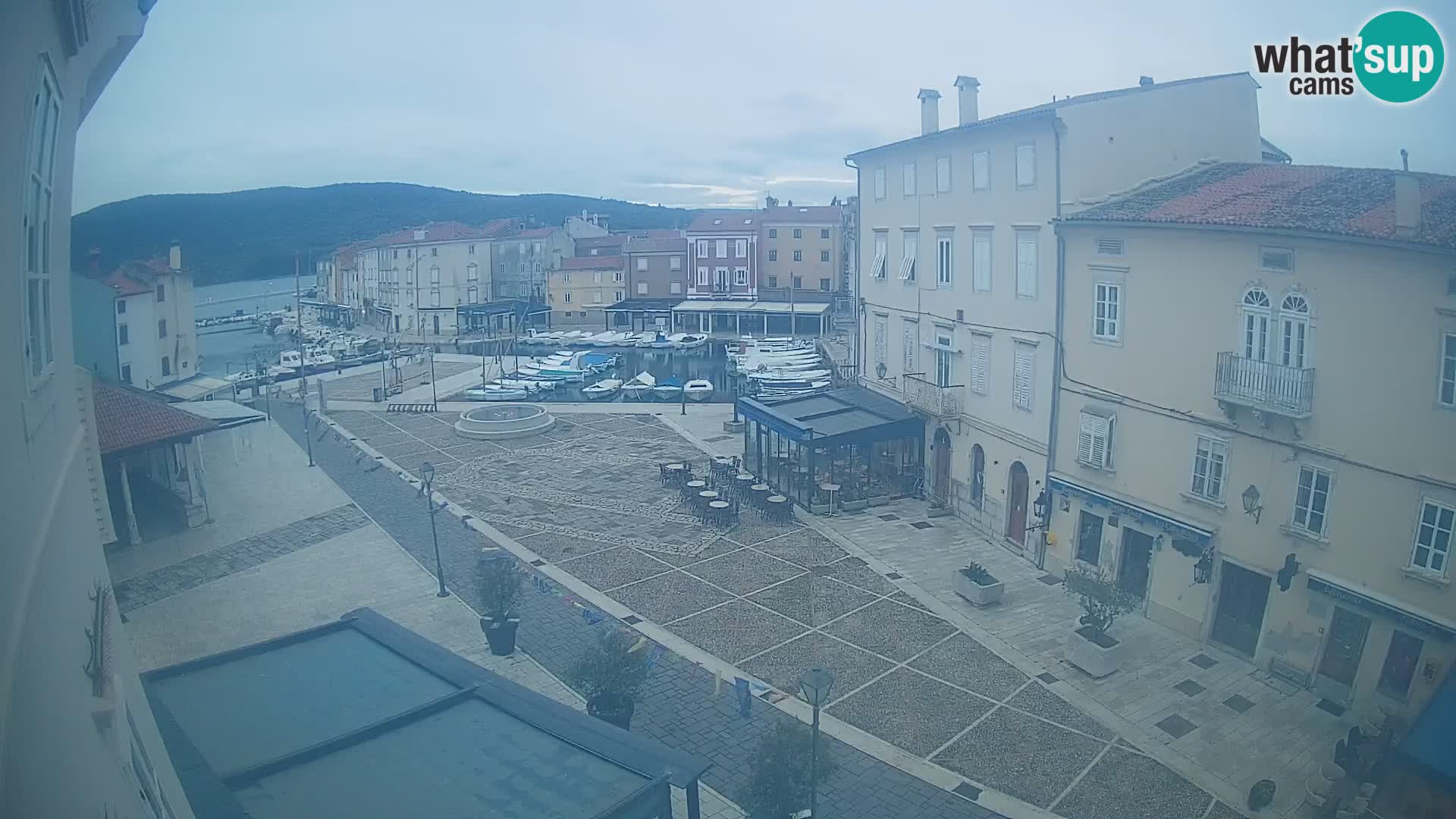 Cámara en vivo ciudad de Cres – plaza principal y “mandrač” – isla de Cres – Croacia