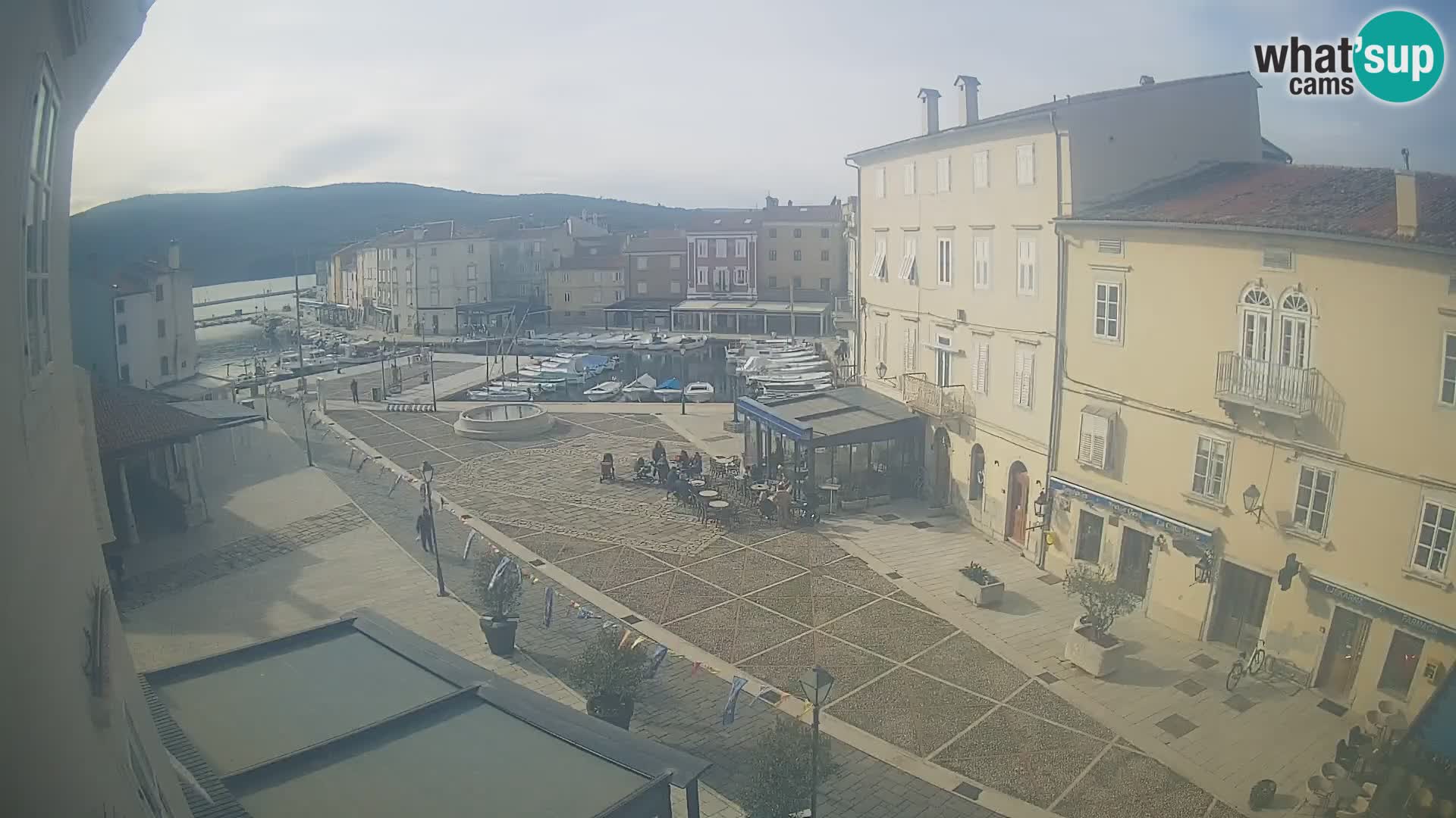 Cámara en vivo ciudad de Cres – plaza principal y “mandrač” – isla de Cres – Croacia